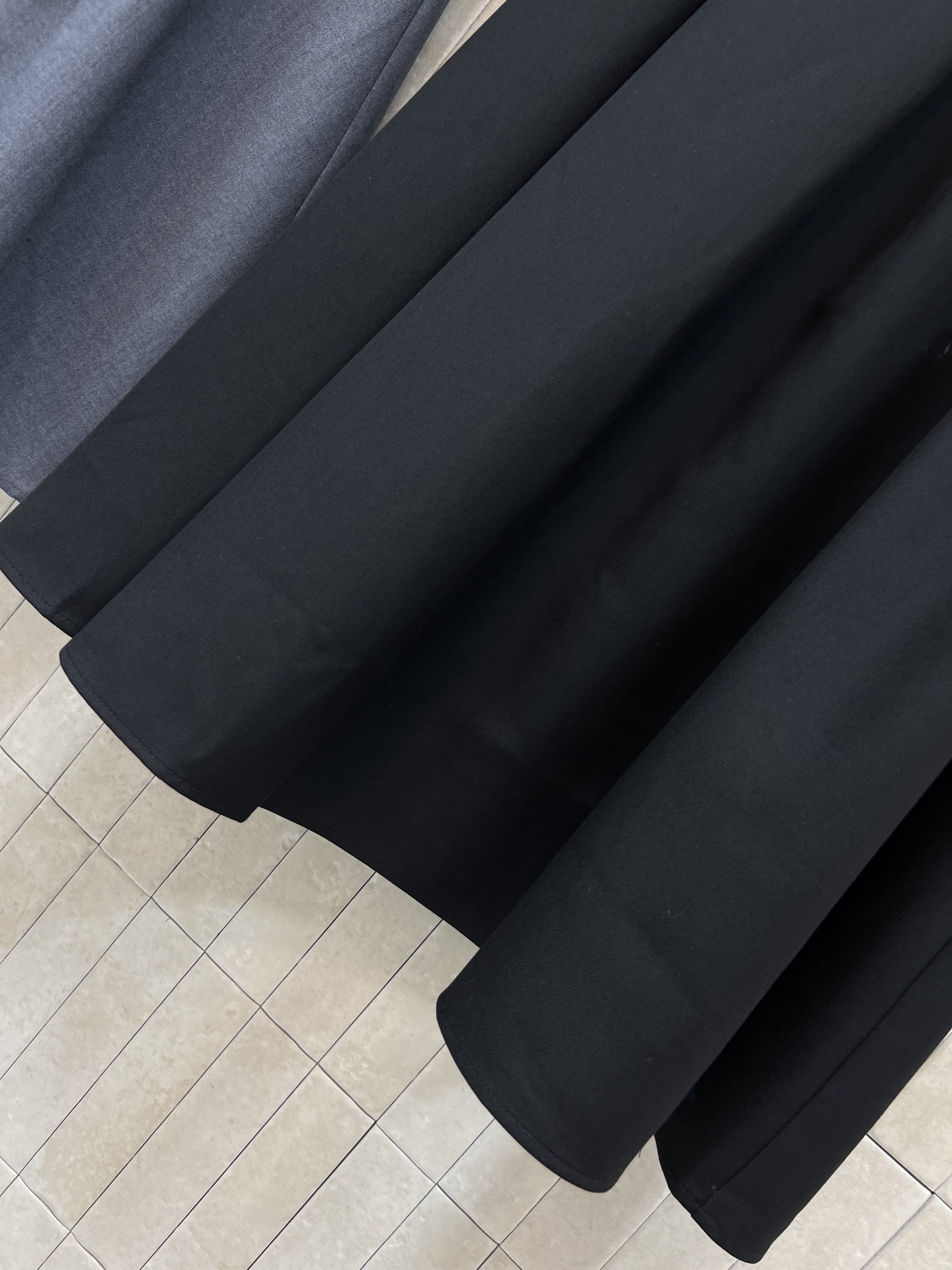 PD家 26春夏新款 三角标高腰压褶伞裙 垂坠感面料+压褶设计 裙摆自然散开 优雅又干练 经典的三角标l