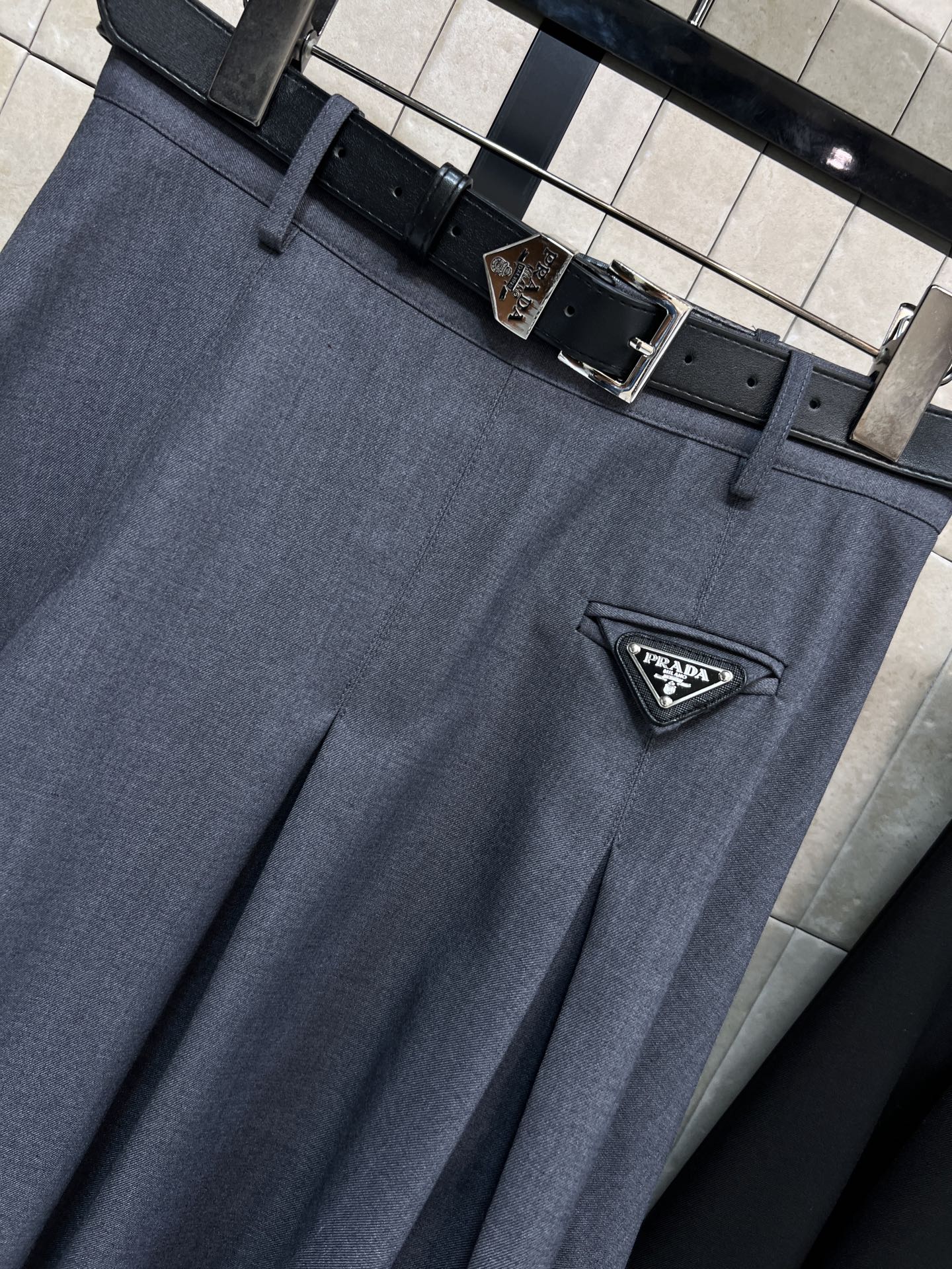 PD家 26春夏新款 三角标高腰压褶伞裙 垂坠感面料+压褶设计 裙摆自然散开 优雅又干练 经典的三角标l