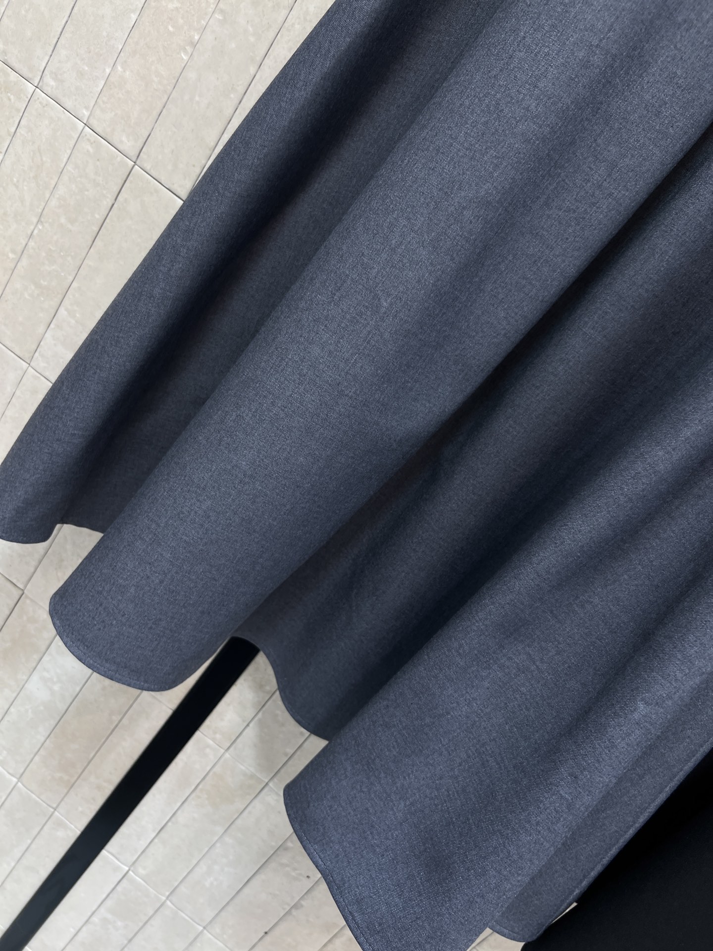 PD家 26春夏新款 三角标高腰压褶伞裙 垂坠感面料+压褶设计 裙摆自然散开 优雅又干练 经典的三角标l