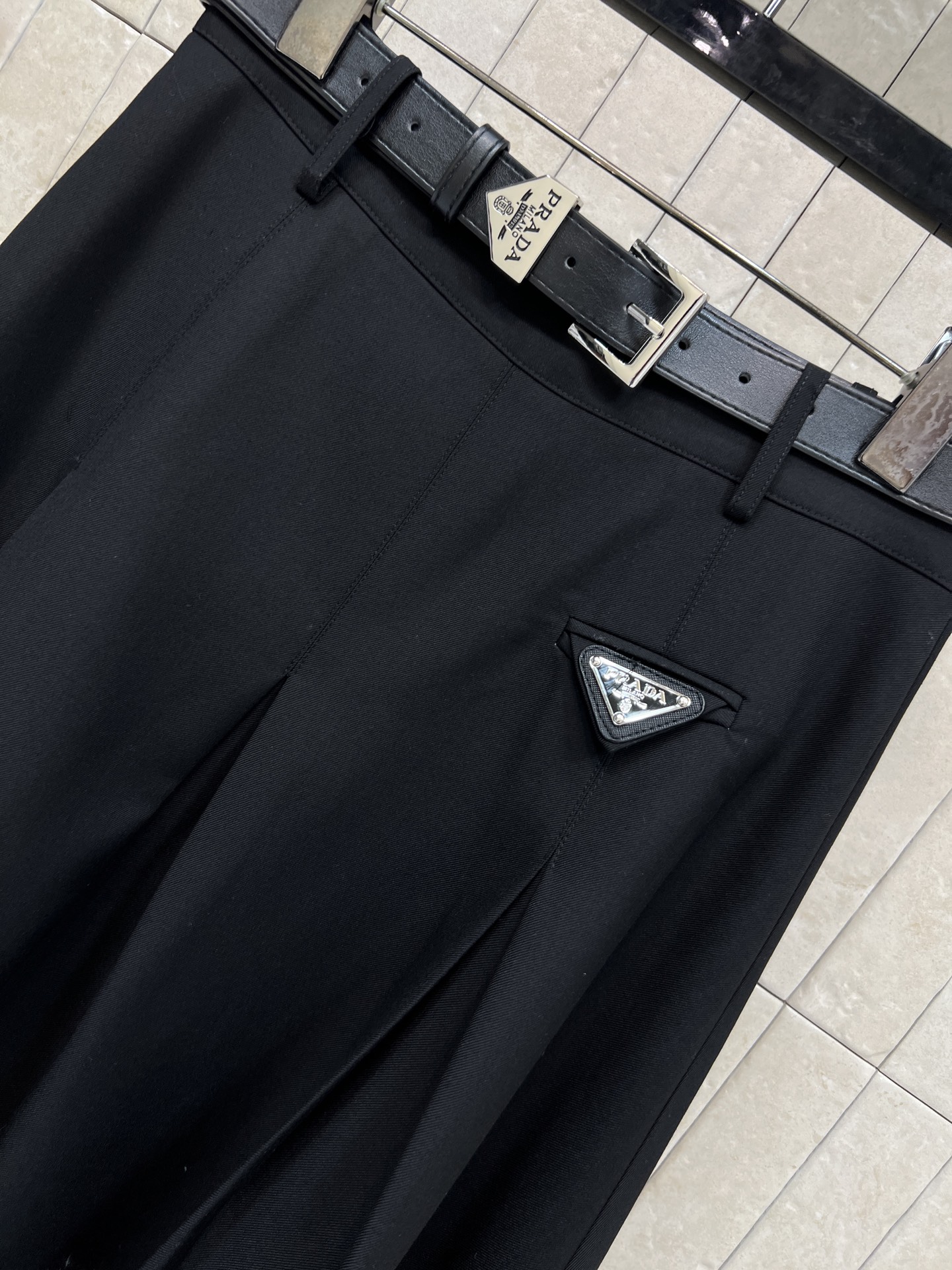 PD家 26春夏新款 三角标高腰压褶伞裙 垂坠感面料+压褶设计 裙摆自然散开 优雅又干练 经典的三角标l