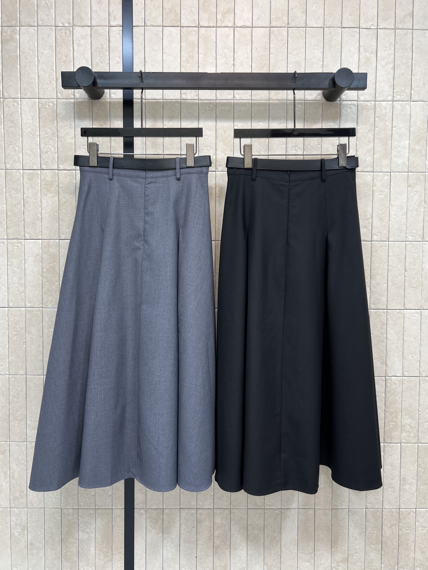 PD家 26春夏新款 三角标高腰压褶伞裙 垂坠感面料+压褶设计 裙摆自然散开 优雅又干练 经典的三角标l