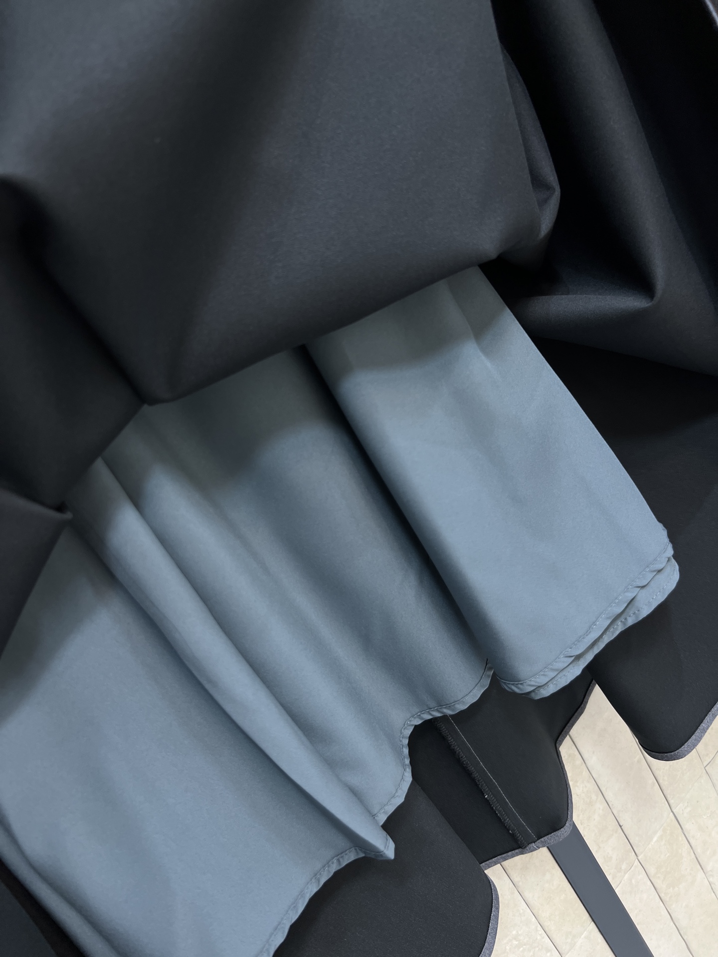 PD家 26春夏新款 三角标高腰压褶伞裙 垂坠感面料+压褶设计 裙摆自然散开 优雅又干练 经典的三角标l