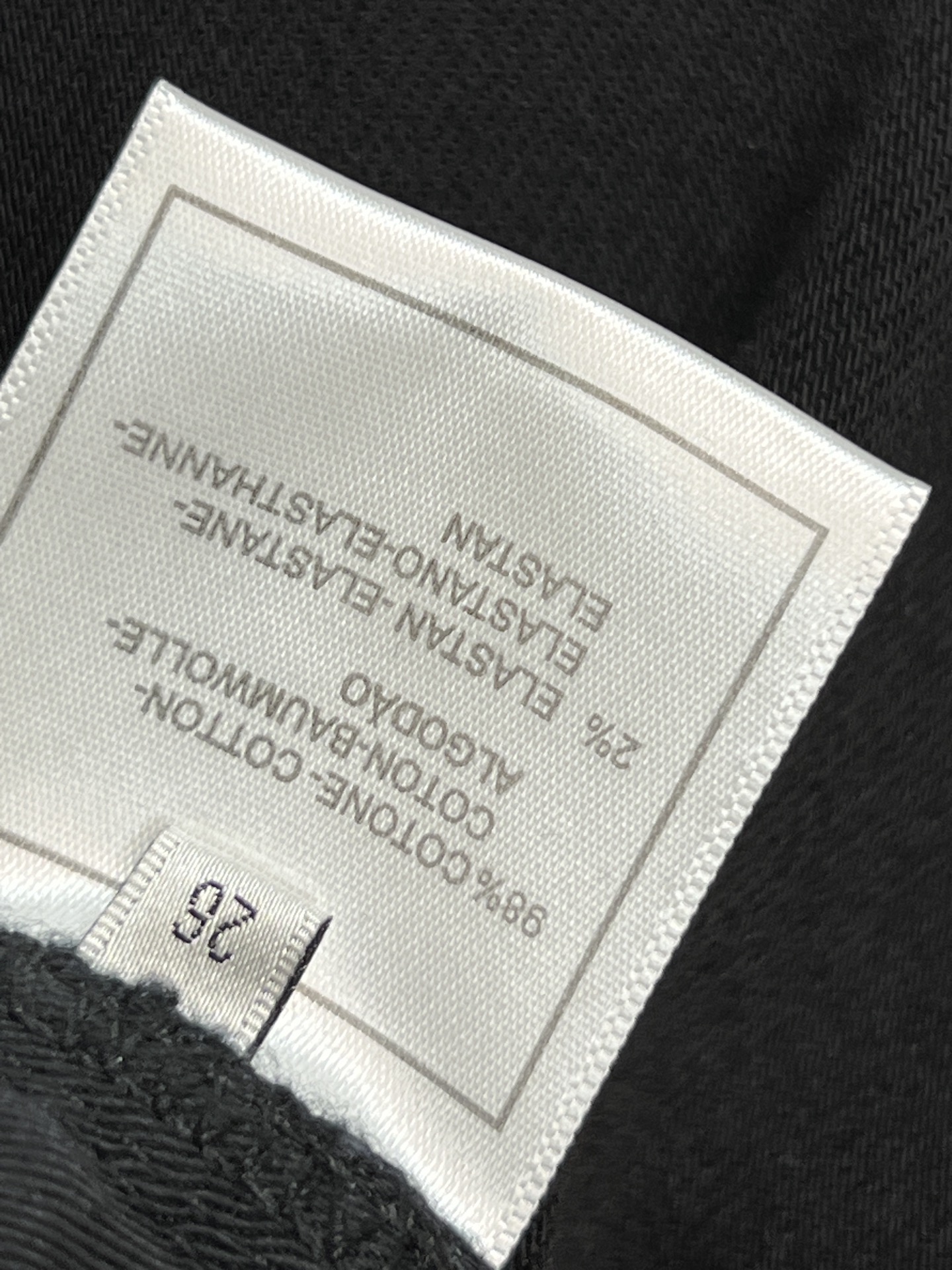 26春夏新款 黑色直筒牛仔裤 高腰设计+弹力面料 穿着舒适又显瘦！ 后袋刺绣logo+皮标装饰 超有辨识