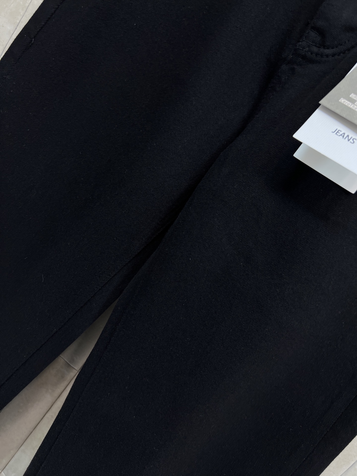 26春夏新款 黑色直筒牛仔裤 高腰设计+弹力面料 穿着舒适又显瘦！ 后袋刺绣logo+皮标装饰 超有辨识