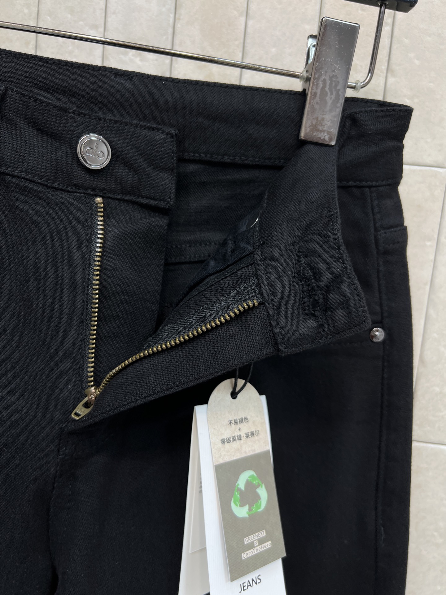 26春夏新款 黑色直筒牛仔裤 高腰设计+弹力面料 穿着舒适又显瘦！ 后袋刺绣logo+皮标装饰 超有辨识
