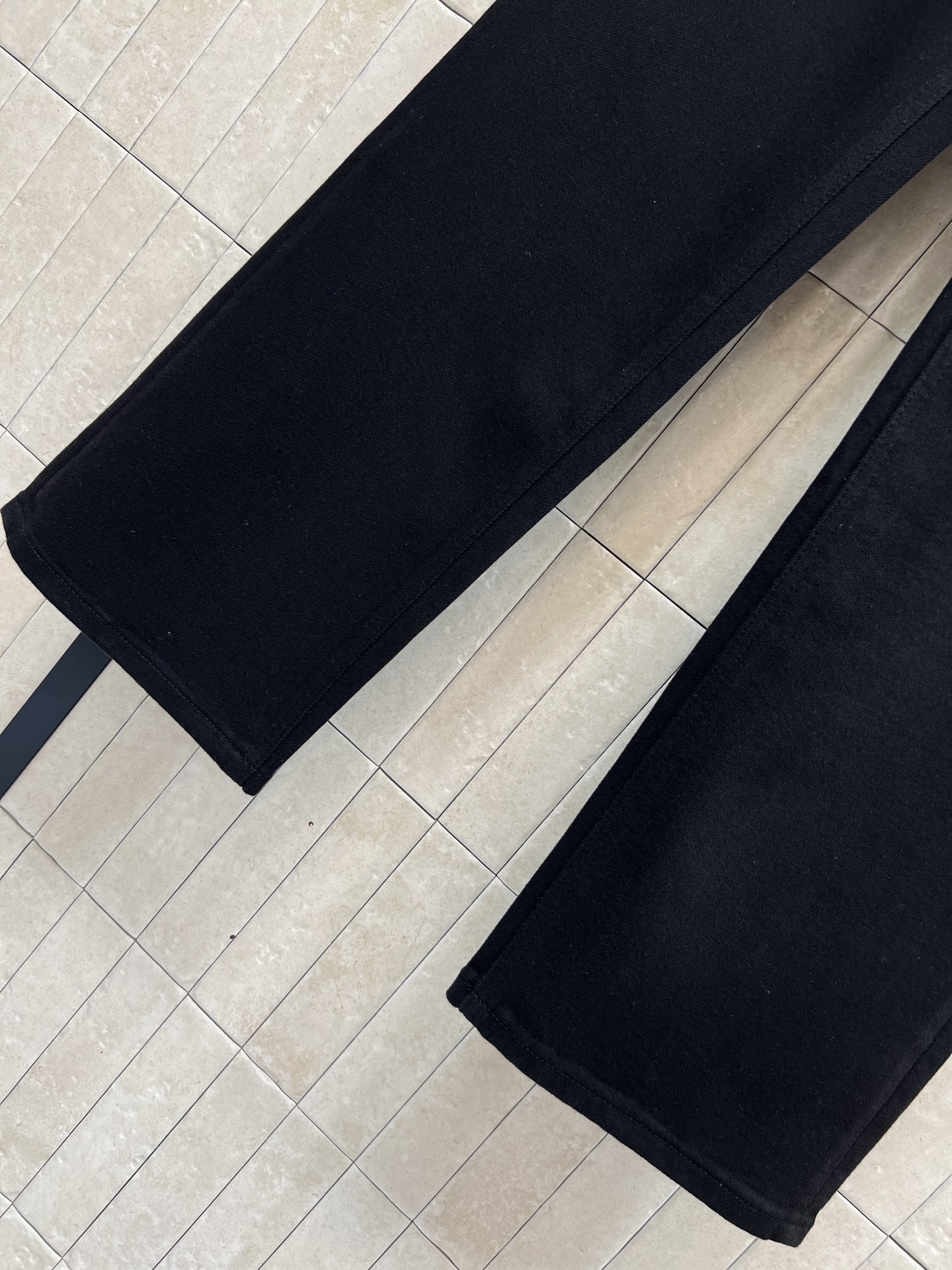 26春夏新款 黑色直筒牛仔裤 高腰设计+弹力面料 穿着舒适又显瘦！ 后袋刺绣logo+皮标装饰 超有辨识