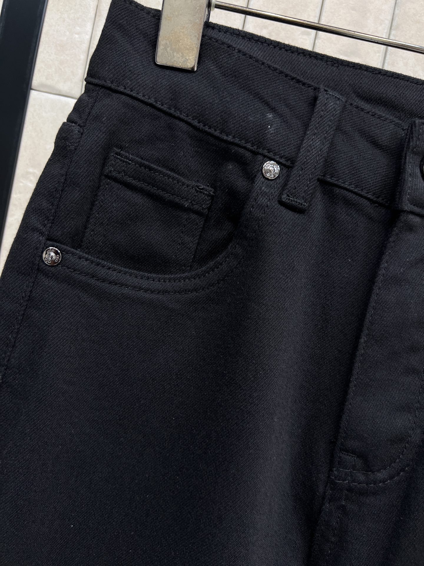 26春夏新款 黑色直筒牛仔裤 高腰设计+弹力面料 穿着舒适又显瘦！ 后袋刺绣logo+皮标装饰 超有辨识