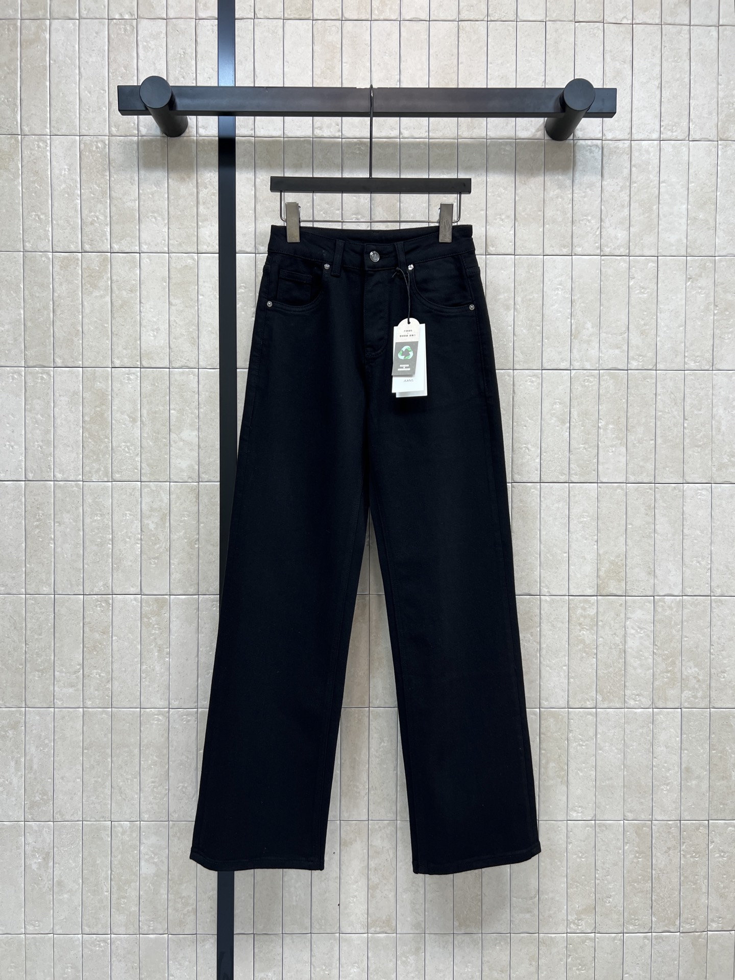 NO:739746,26 spring and summer new style black straight jeans, high waist design + elastic fabric, comfortable to wear and slimming!  The back pocket is decorated with embroidered logo and leather label. It is very recognizable. The black color is versatile and can be easily worn for commuting, leisure, and dating. It goes well with sweaters, sweatshirts or short boots. The fabric hangs smoothly without clinging to the legs. It can also be easily held by sisters with pear-shaped figures or wide hips. The effect of lengthening the legs is great!  One color and five codes 26-27-28-29-30,,boots,hoodie,sweatshirts,jeans,1986090926春夏新款 黑色直筒牛仔裤 高腰设计+弹力面料 穿着舒适又显瘦！ 后袋刺绣logo+皮标装饰 超有辨识度 黑色百搭,通勤、休闲、约会都能轻松驾驭 搭配针织衫、卫衣或短靴都很出彩~面料垂顺不贴腿 梨形身材或胯宽姐妹也能轻松hold住 显腿长效果超赞！一色五码26-27-28-29-30,,boots,hoodie,sweatshirts,jeans,,Women's clothing