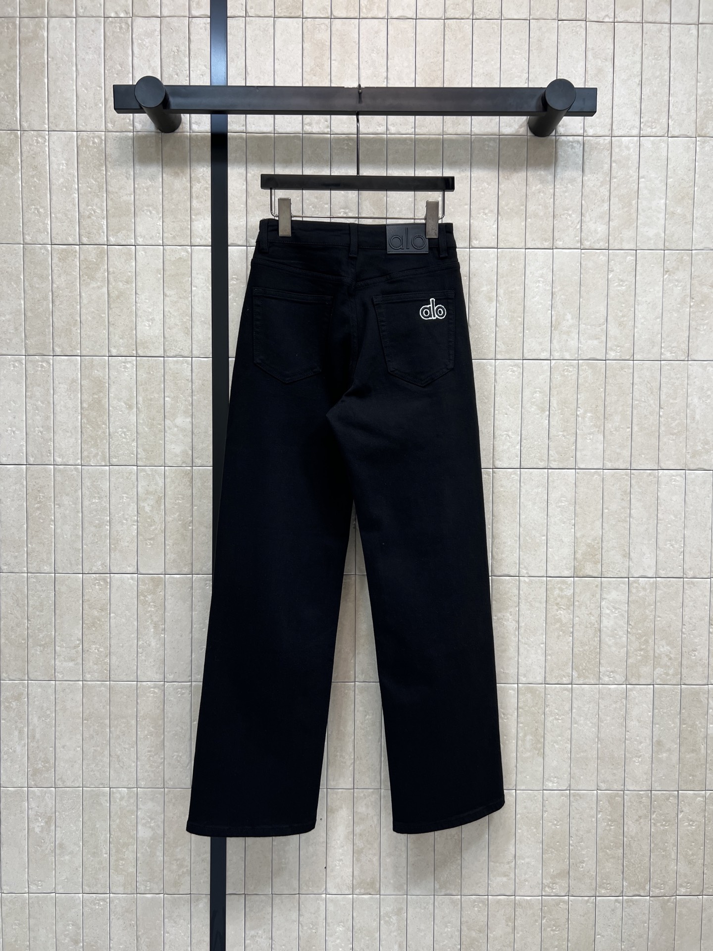 26春夏新款 黑色直筒牛仔裤 高腰设计+弹力面料 穿着舒适又显瘦！ 后袋刺绣logo+皮标装饰 超有辨识