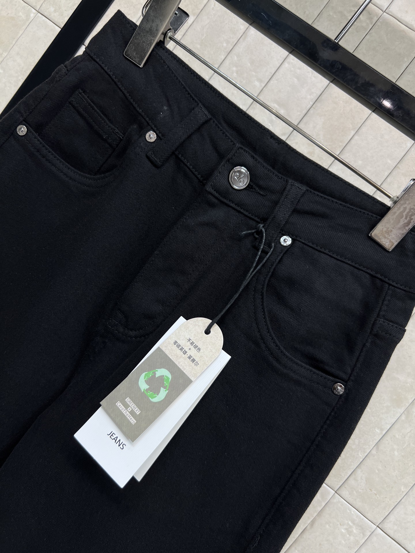 26春夏新款 黑色直筒牛仔裤 高腰设计+弹力面料 穿着舒适又显瘦！ 后袋刺绣logo+皮标装饰 超有辨识