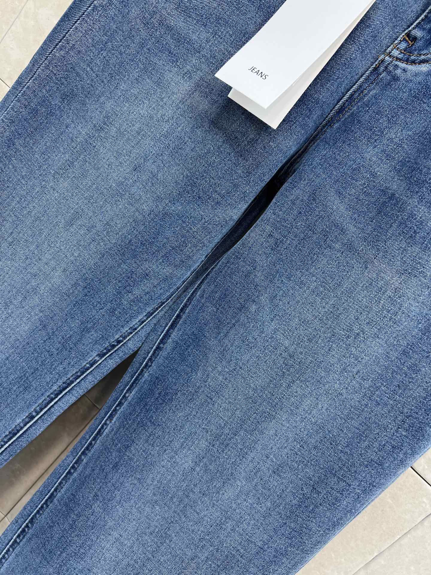 D家 26春夏新款 刺绣logo阔腿牛仔裤 复古酵洗工艺打造的深蓝阔腿牛仔裤 经典五袋设计+高腰剪裁 宽