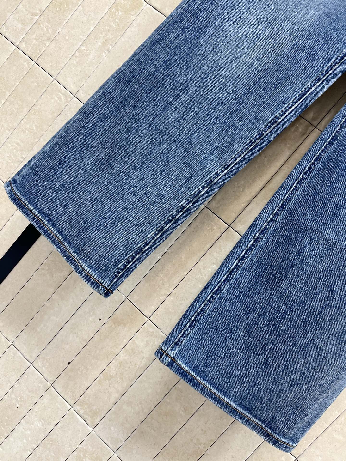 D家 26春夏新款 刺绣logo阔腿牛仔裤 复古酵洗工艺打造的深蓝阔腿牛仔裤 经典五袋设计+高腰剪裁 宽