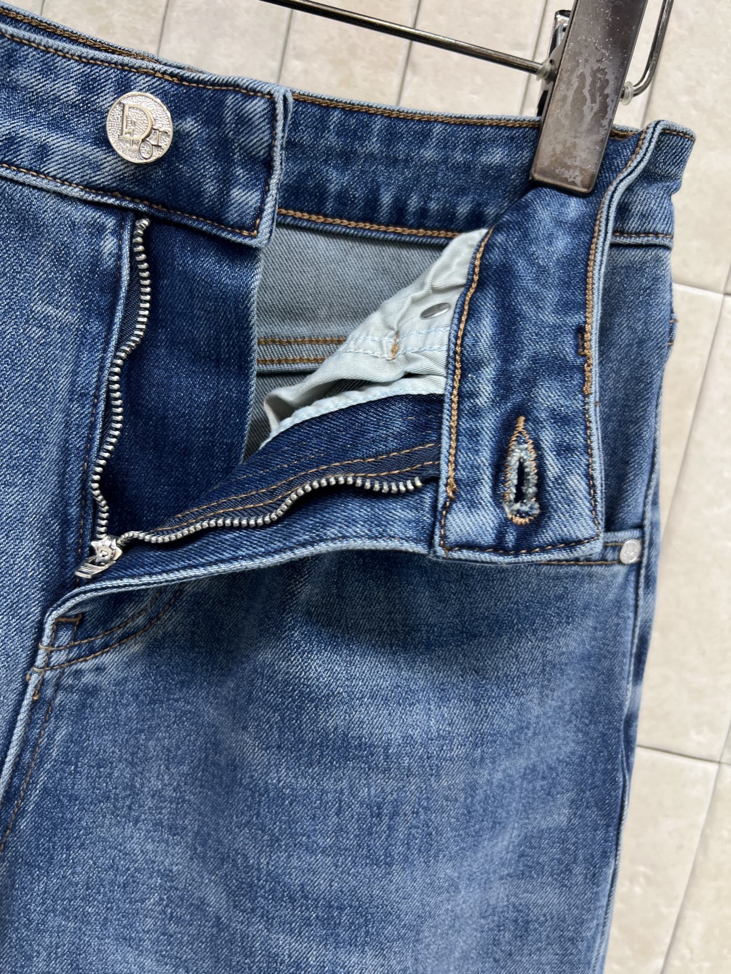 D家 26春夏新款 刺绣logo阔腿牛仔裤 复古酵洗工艺打造的深蓝阔腿牛仔裤 经典五袋设计+高腰剪裁 宽