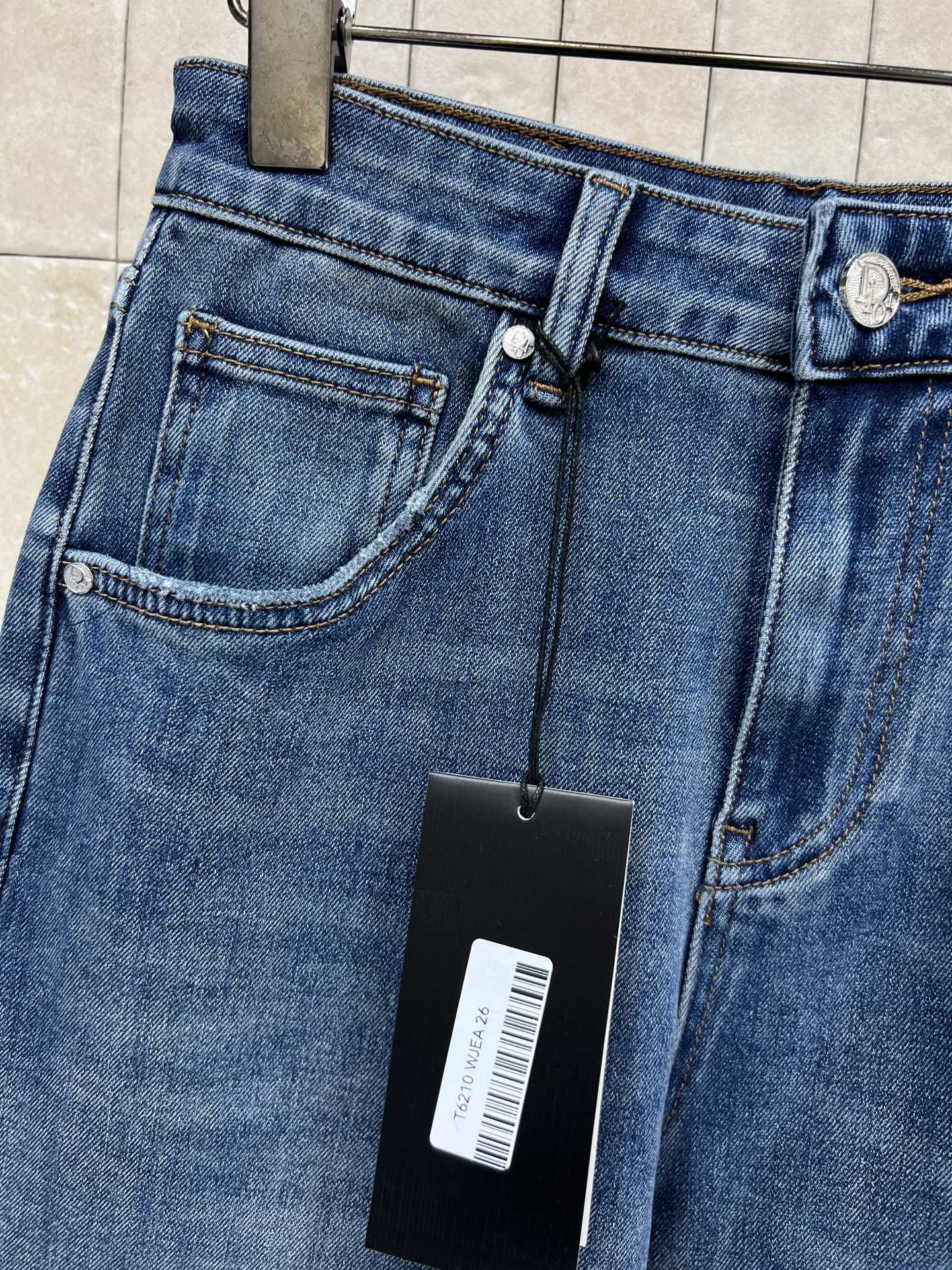 D家 26春夏新款 刺绣logo阔腿牛仔裤 复古酵洗工艺打造的深蓝阔腿牛仔裤 经典五袋设计+高腰剪裁 宽