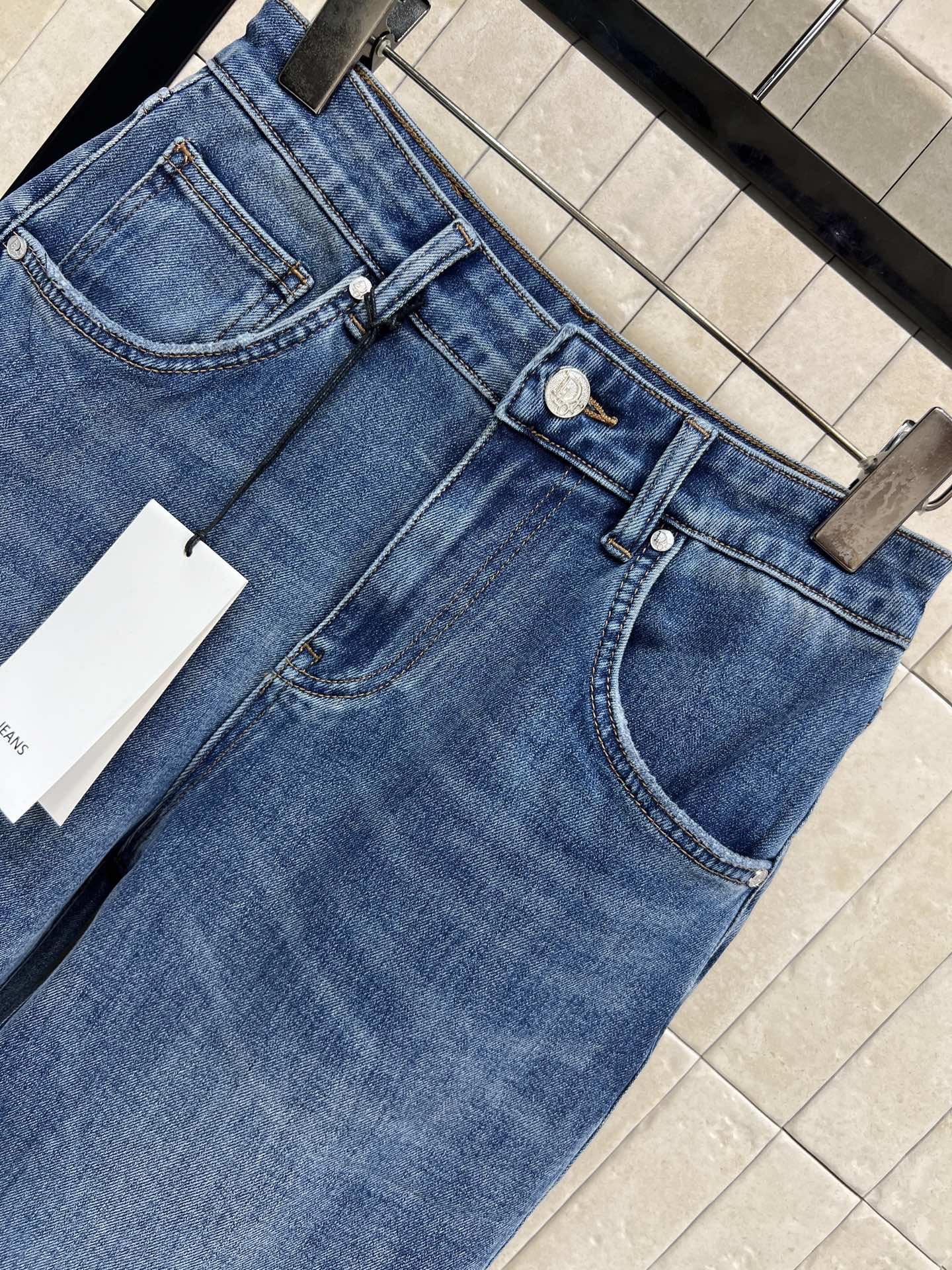 D家 26春夏新款 刺绣logo阔腿牛仔裤 复古酵洗工艺打造的深蓝阔腿牛仔裤 经典五袋设计+高腰剪裁 宽