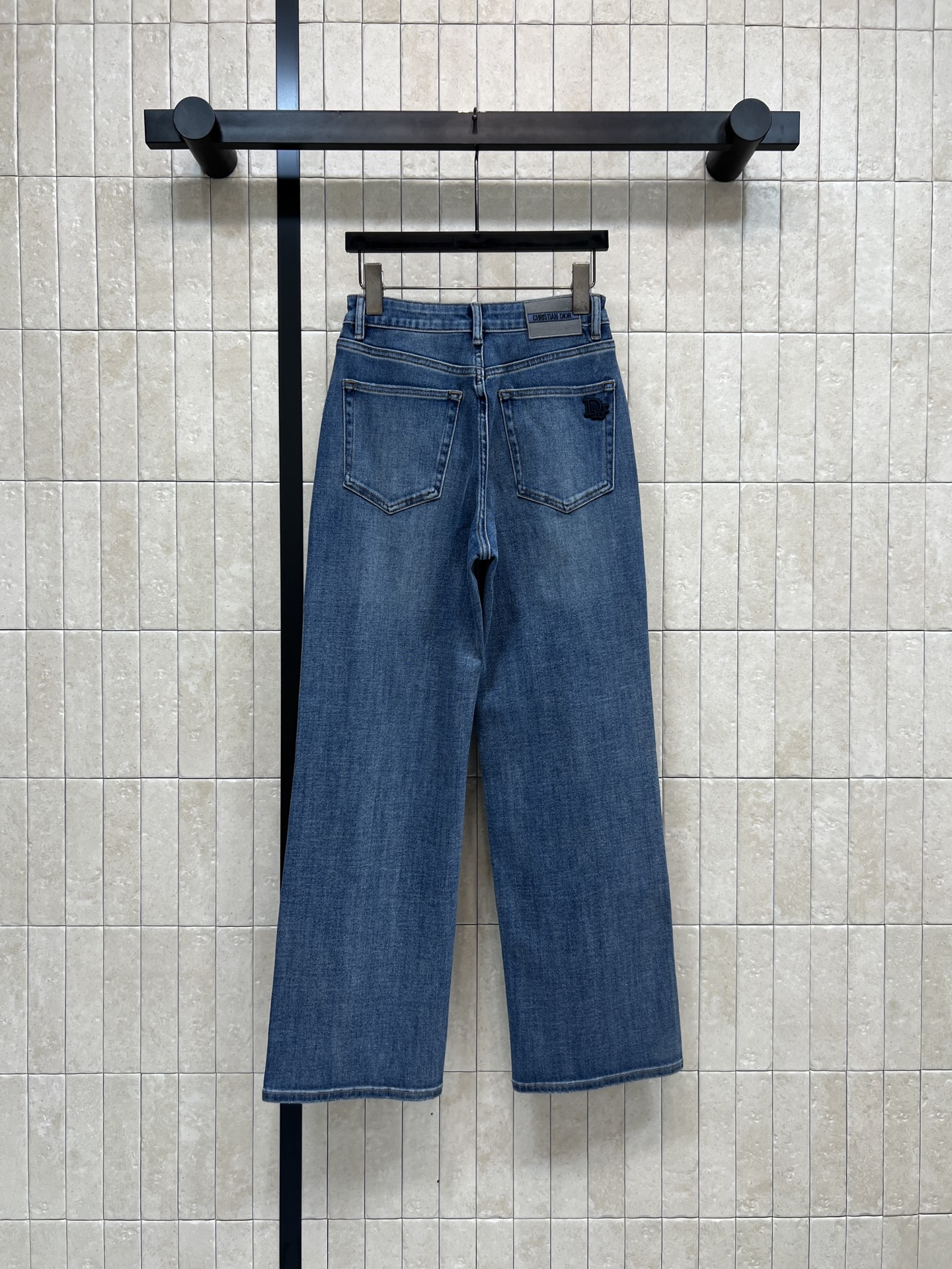 D家 26春夏新款 刺绣logo阔腿牛仔裤 复古酵洗工艺打造的深蓝阔腿牛仔裤 经典五袋设计+高腰剪裁 宽