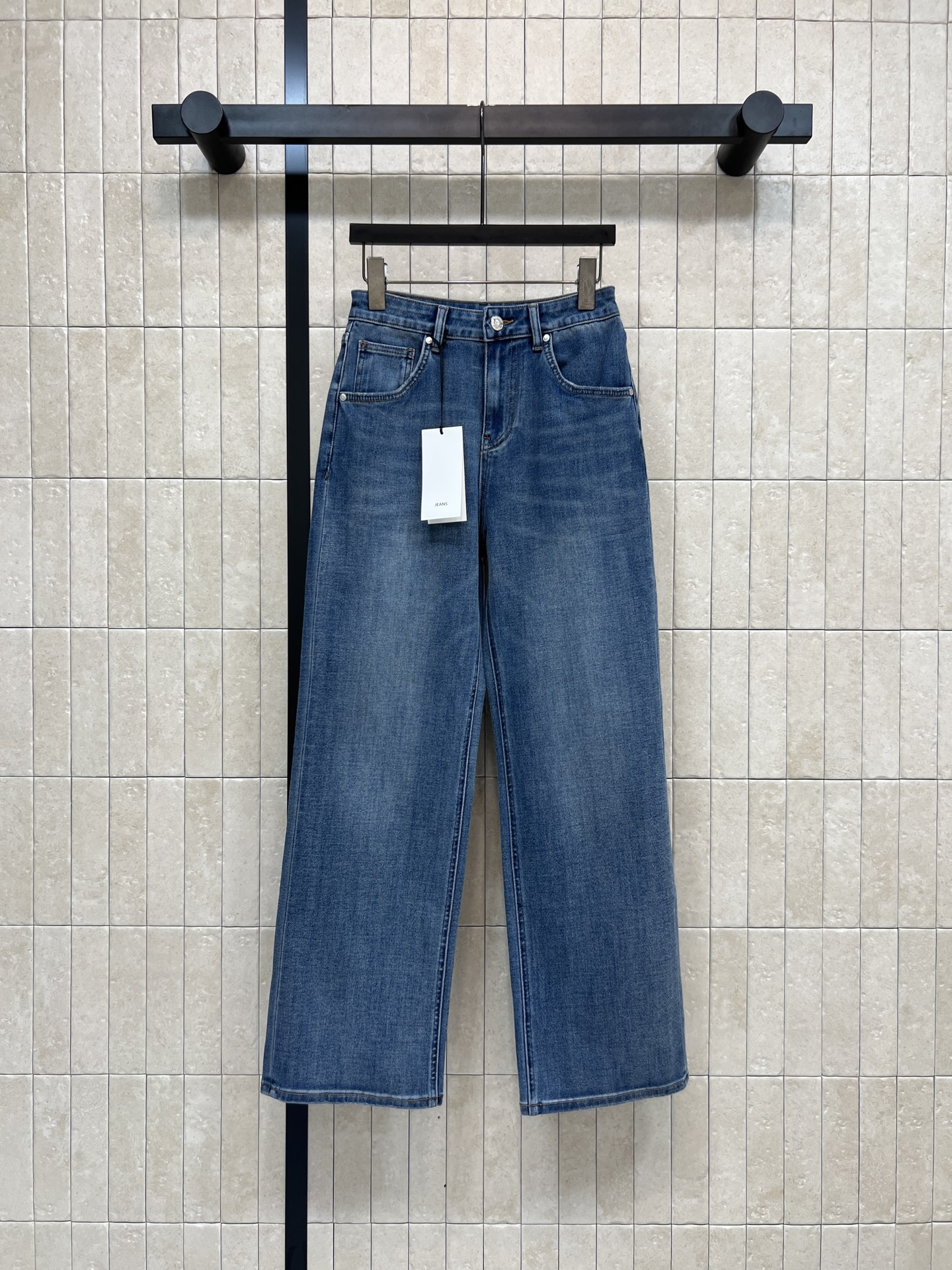 NO:739751,D Home's 26 spring and summer new style wide-leg jeans with embroidered logo. Dark blue wide-leg jeans made with retro enzyme washing technology. Classic five-pocket design + high-waist tailoring. Loose straight version that shows long legs. Pear-shaped body friendly!  The fabric is soft and drapey. Logo buttons + embroidered logo on the back pocket. Full of details. It looks great with short knitted sweaters or oversize sweatshirts. It can be easily used for commuting, dating, and daily life. Five sizes in one color: 26-27-28-29-30, versace, dior, hoodie, sweatshirts, jeans,19860909D家 26春夏新款 刺绣logo阔腿牛仔裤 复古酵洗工艺打造的深蓝阔腿牛仔裤 经典五袋设计+高腰剪裁 宽松直筒版型超显腿长 梨形身材友好！面料柔软有垂感 logo纽扣+后面口袋刺绣logo 细节满满 搭配短款针织衫或oversize卫衣都很出彩 通勤、约会、日常都能轻松驾驭 一色五码26-27-28-29-30,,versace,dior,hoodie,sweatshirts,jeans,,Women's clothing