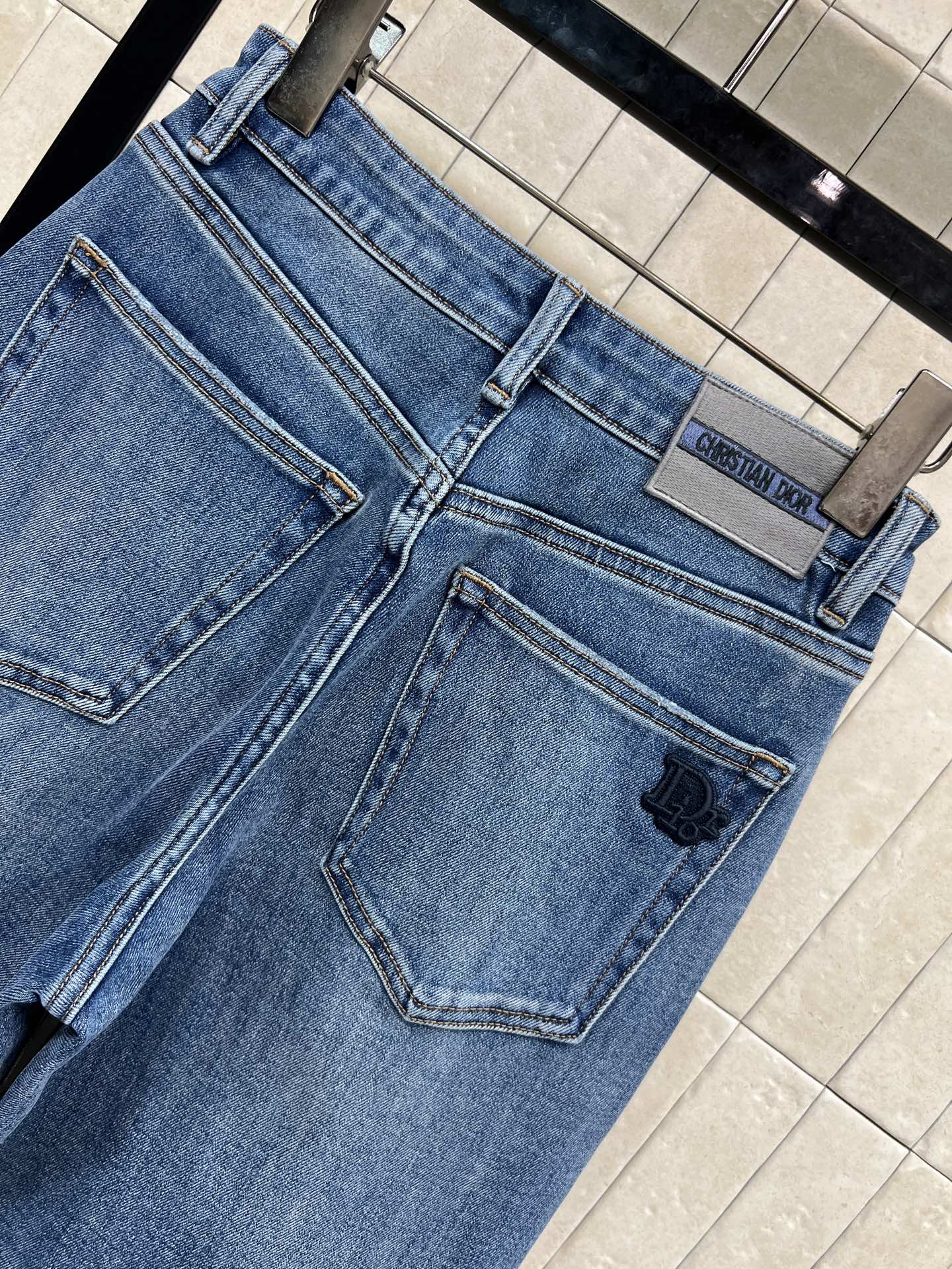 D家 26春夏新款 刺绣logo阔腿牛仔裤 复古酵洗工艺打造的深蓝阔腿牛仔裤 经典五袋设计+高腰剪裁 宽