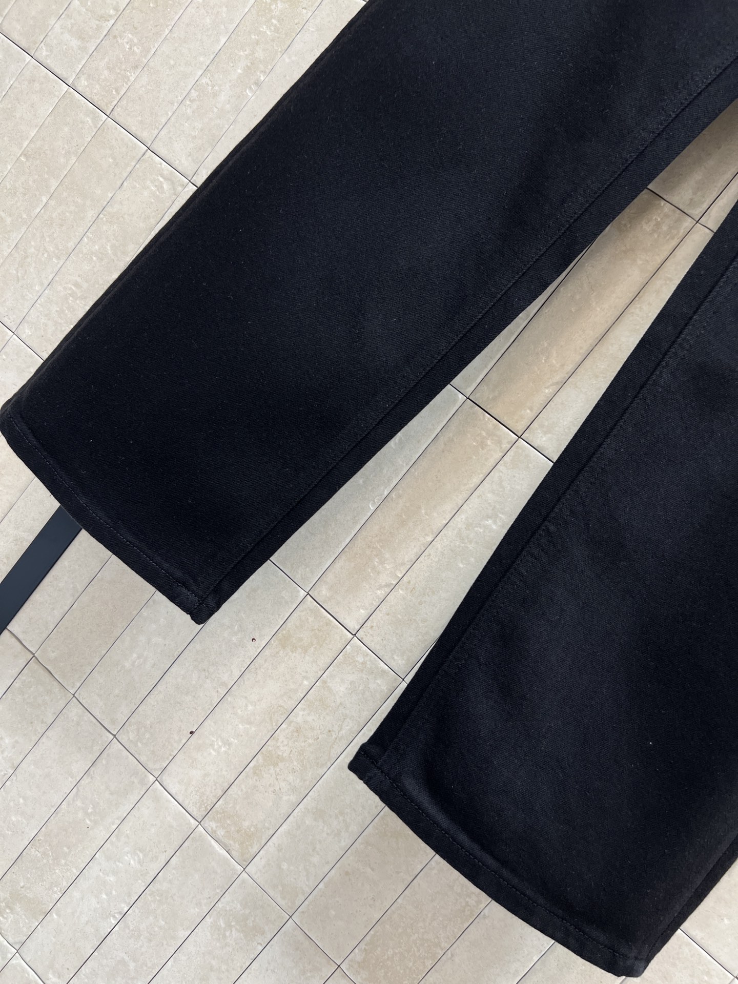 MIU家 26春夏新款 黑色宽松直筒牛仔裤 高腰设计+后袋字母刺绣 简约又有细节感！面料轻薄透气 夏天穿