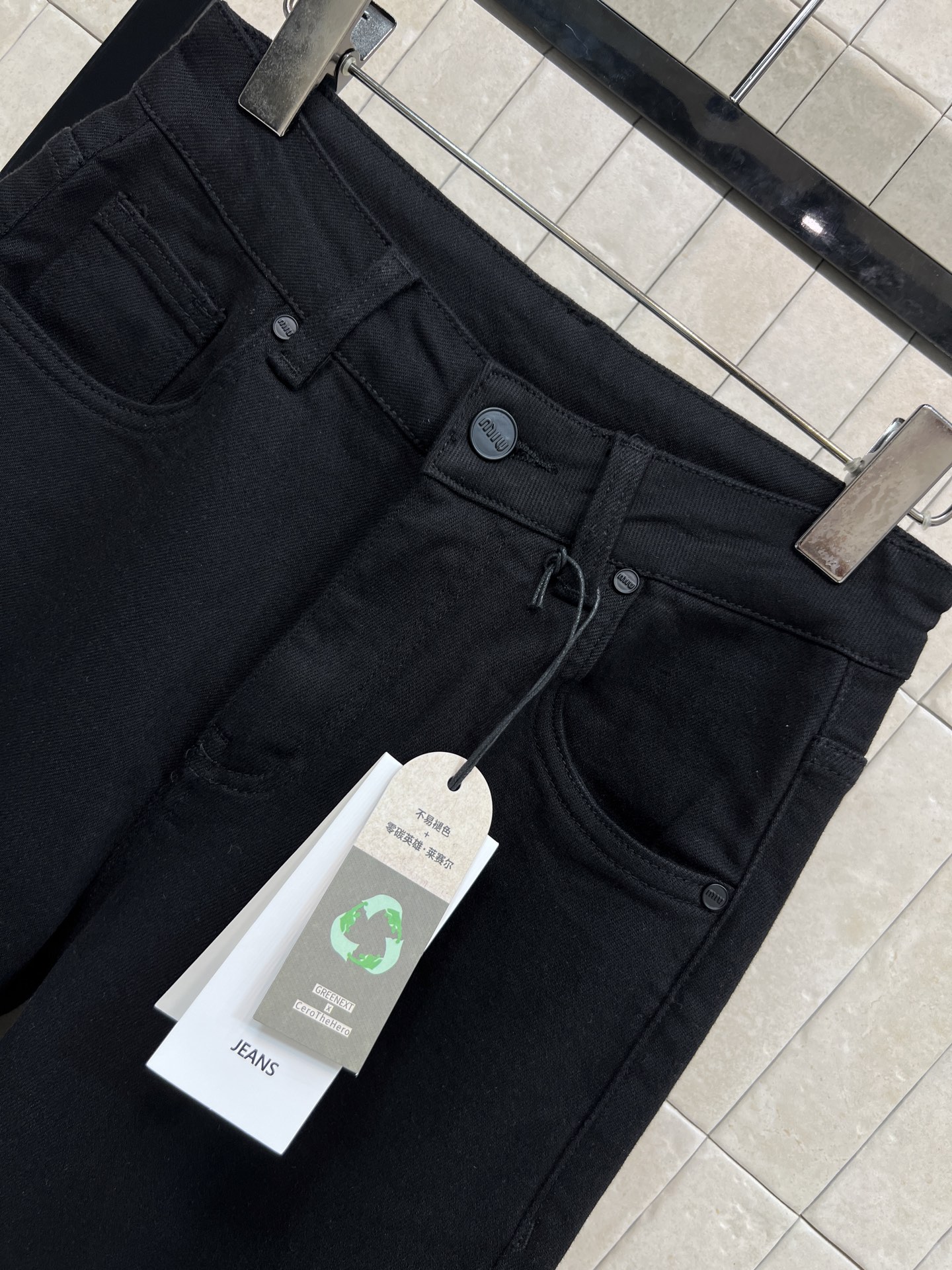 MIU家 26春夏新款 黑色宽松直筒牛仔裤 高腰设计+后袋字母刺绣 简约又有细节感！面料轻薄透气 夏天穿