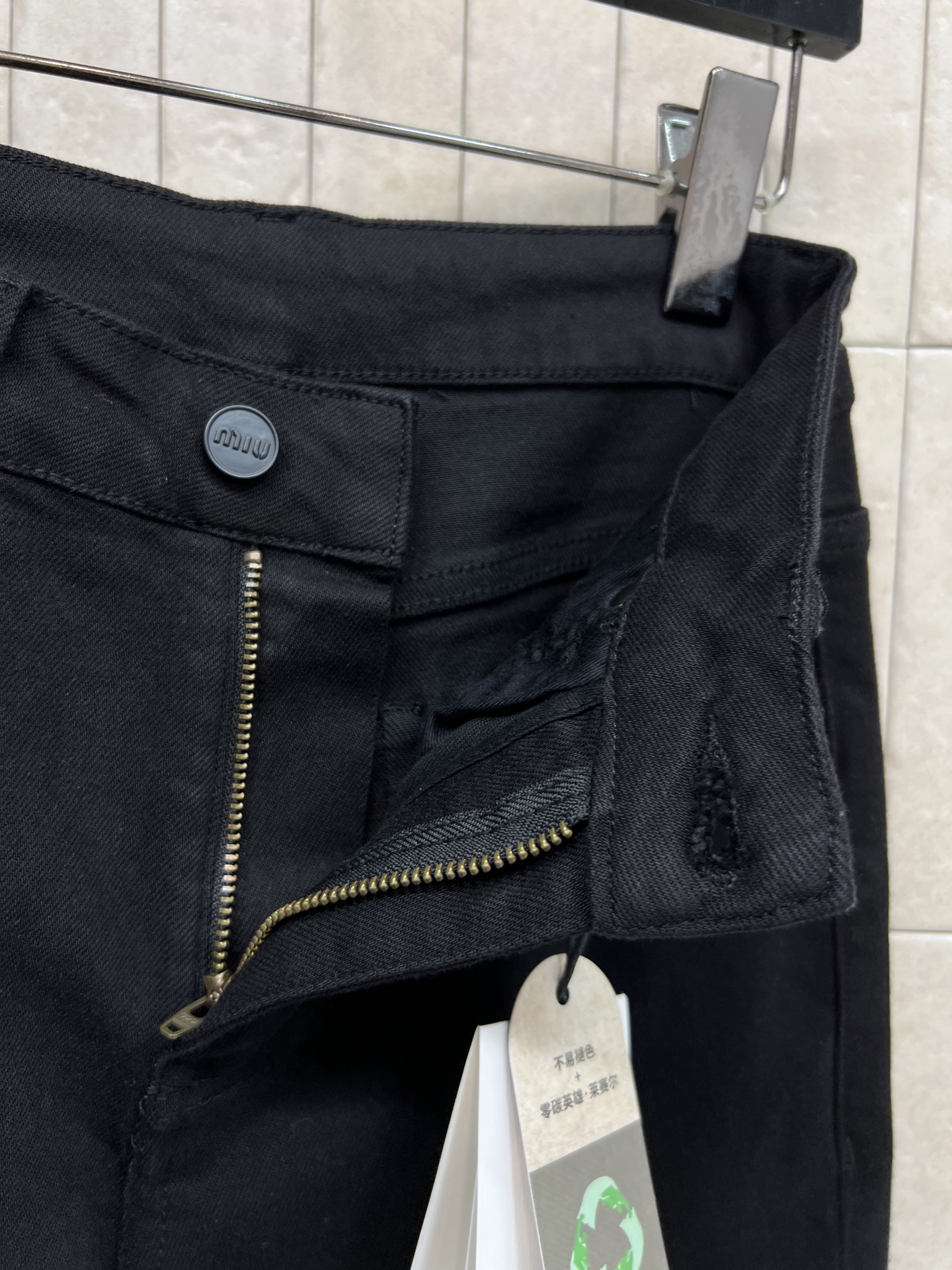 MIU家 26春夏新款 黑色宽松直筒牛仔裤 高腰设计+后袋字母刺绣 简约又有细节感！面料轻薄透气 夏天穿