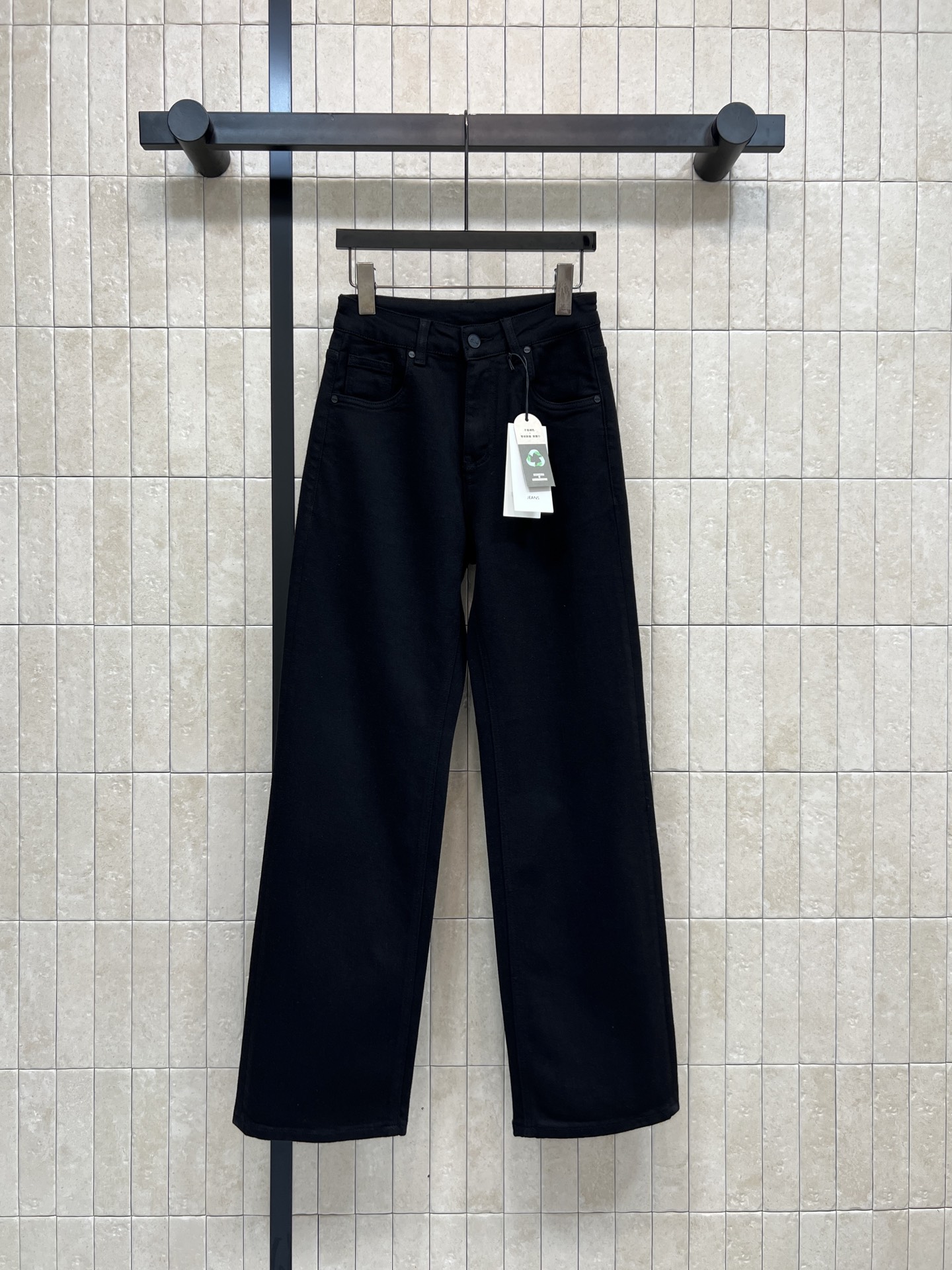 NO:739729,MIU's 26 spring and summer new style black loose straight jeans, high waist design + letter embroidery on the back pocket, simple and detailed!  The fabric is light and breathable and super comfortable to wear in summer. The loose straight fit makes your legs look slimmer and flattering. It is suitable for all body types. The black color is versatile and can be easily used for daily outings, sports, and photo shoots. It goes well with T-shirts, shirts or sweaters. It is easy to get a relaxed feeling on the streets!  One color and five codes 26-27-28-29-30,,miumiu,hoodie,sweatshirts,jeans,shirts,tees,t-shirt,19860909MIU家 26春夏新款 黑色宽松直筒牛仔裤 高腰设计+后袋字母刺绣 简约又有细节感！面料轻薄透气 夏天穿超舒服 宽松直筒版型显瘦又修饰腿型 适合各种身材 黑色百搭 日常出街、运动、拍照都能轻松驾驭 搭配T恤、衬衫或卫衣都很OK 轻松get街头松弛感穿搭！一色五码26-27-28-29-30,,miumiu,hoodie,sweatshirts,jeans,shirts,tees，t-shirt,,Women's clothing