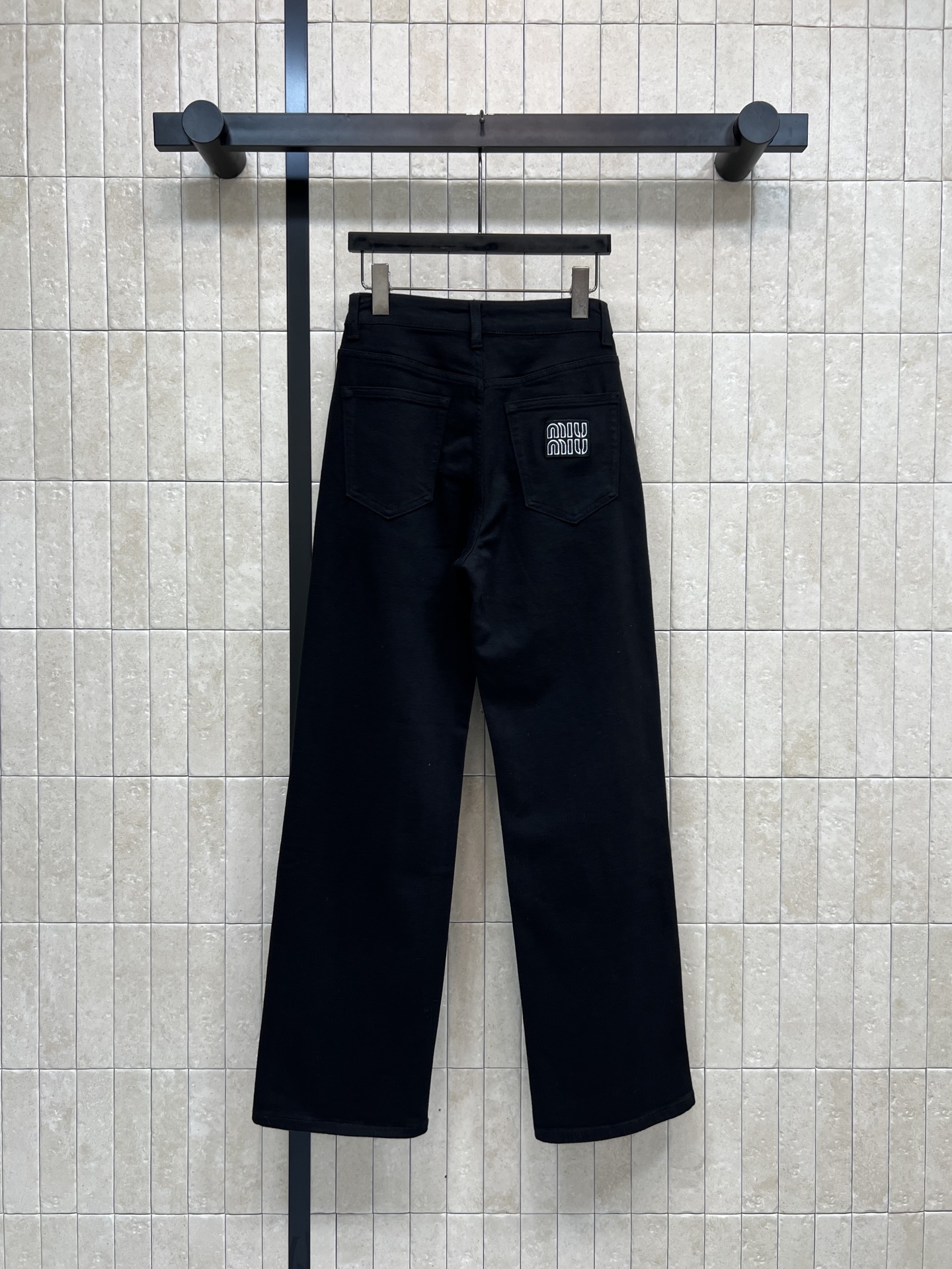 MIU家 26春夏新款 黑色宽松直筒牛仔裤 高腰设计+后袋字母刺绣 简约又有细节感！面料轻薄透气 夏天穿