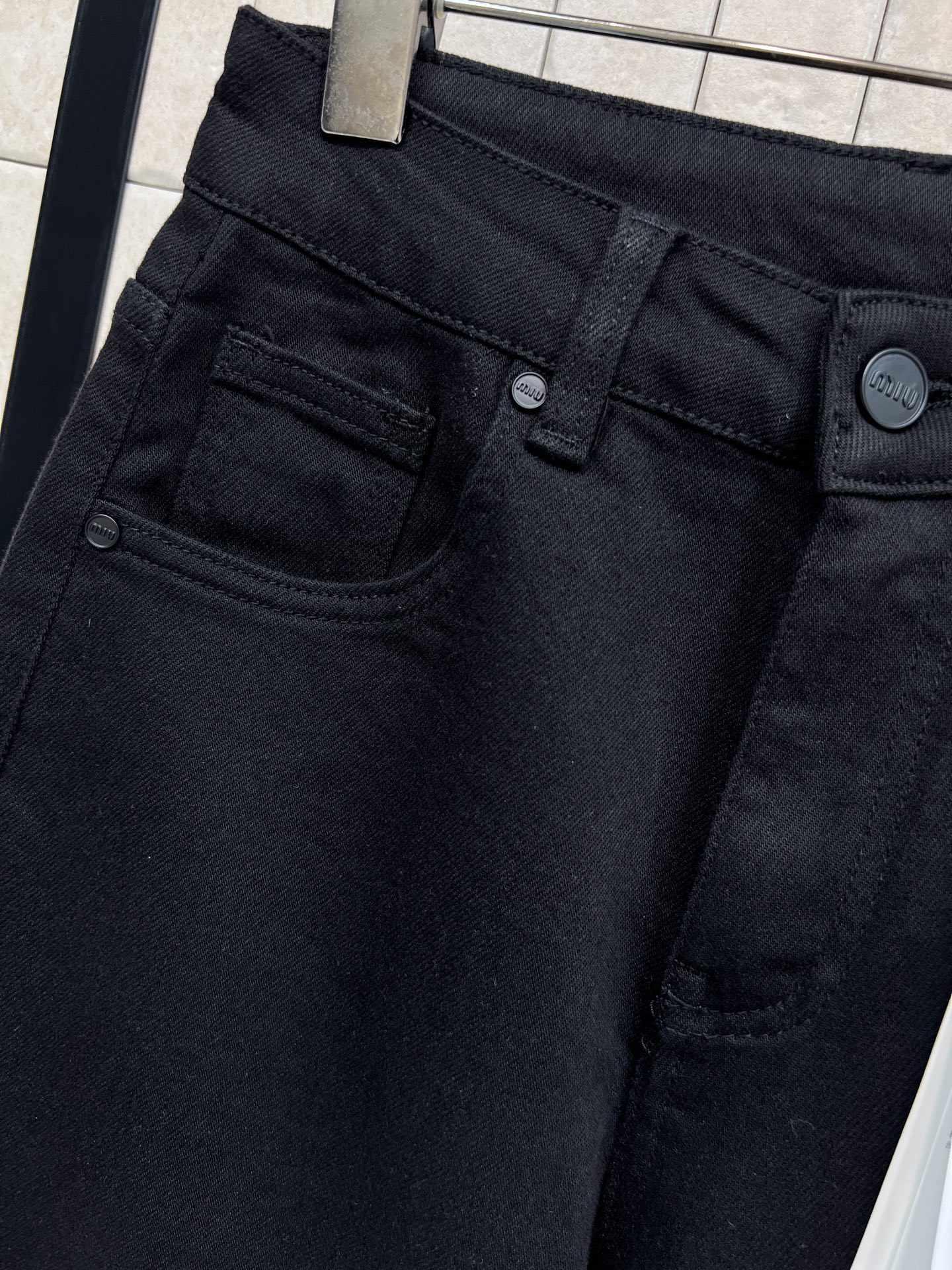 MIU家 26春夏新款 黑色宽松直筒牛仔裤 高腰设计+后袋字母刺绣 简约又有细节感！面料轻薄透气 夏天穿