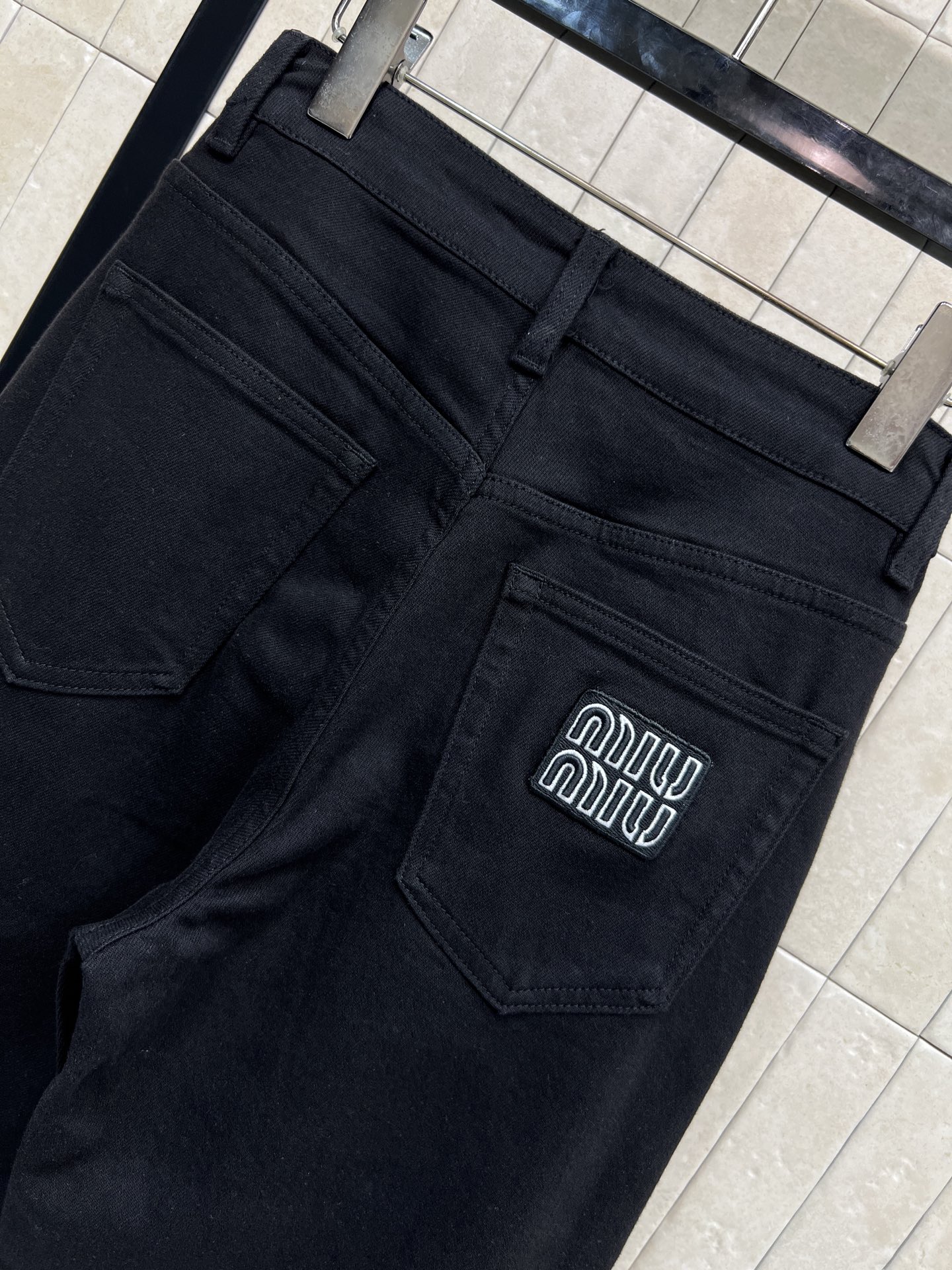 MIU家 26春夏新款 黑色宽松直筒牛仔裤 高腰设计+后袋字母刺绣 简约又有细节感！面料轻薄透气 夏天穿