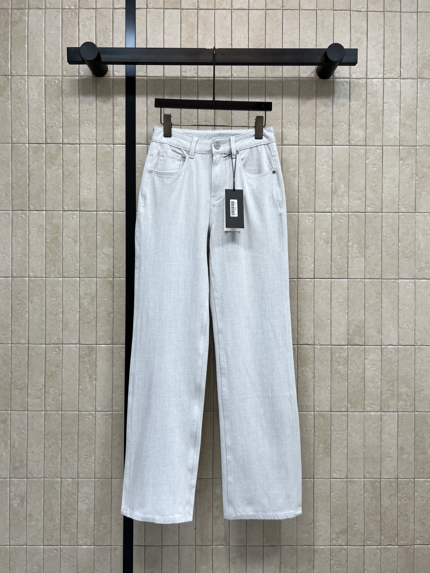 NO:739735,MIU's new spring and summer 26 light blue high-waisted straight jeans can be worn in spring, summer and autumn!  High waist + straight cut makes you look slimmer and taller. Pear-shaped body friendly. Excellent leg modification. Brand embroidery on the back pocket. Perfect details. Light blue, fresh and versatile. Multiple lengths of pants to meet the needs of different heights. It can be easily controlled for daily outings, sports, and photo shoots. It is OK to match with T-shirts, shirts or sweaters. It is easy to get a relaxed feeling on the streets!  One color and five codes 26-27-28-29-30,,miumiu,hoodie,sweatshirts,jeans,shirts,tees,t-shirt,19860909MIU家 26春夏新款 浅蓝色高腰直筒牛仔裤 春夏秋都能穿！高腰+直筒剪裁 显瘦显高 梨形身材友好 修饰腿型超赞 后袋有品牌刺绣 细节满分 浅蓝色清新百搭 裤长多尺码 满足不同身高需求 日常出街、运动、拍照都能轻松驾驭 搭配T恤、衬衫或卫衣都很OK 轻松get街头松弛感穿搭！一色五码26-27-28-29-30,,miumiu,hoodie,sweatshirts,jeans,shirts,tees，t-shirt,,Women's clothing