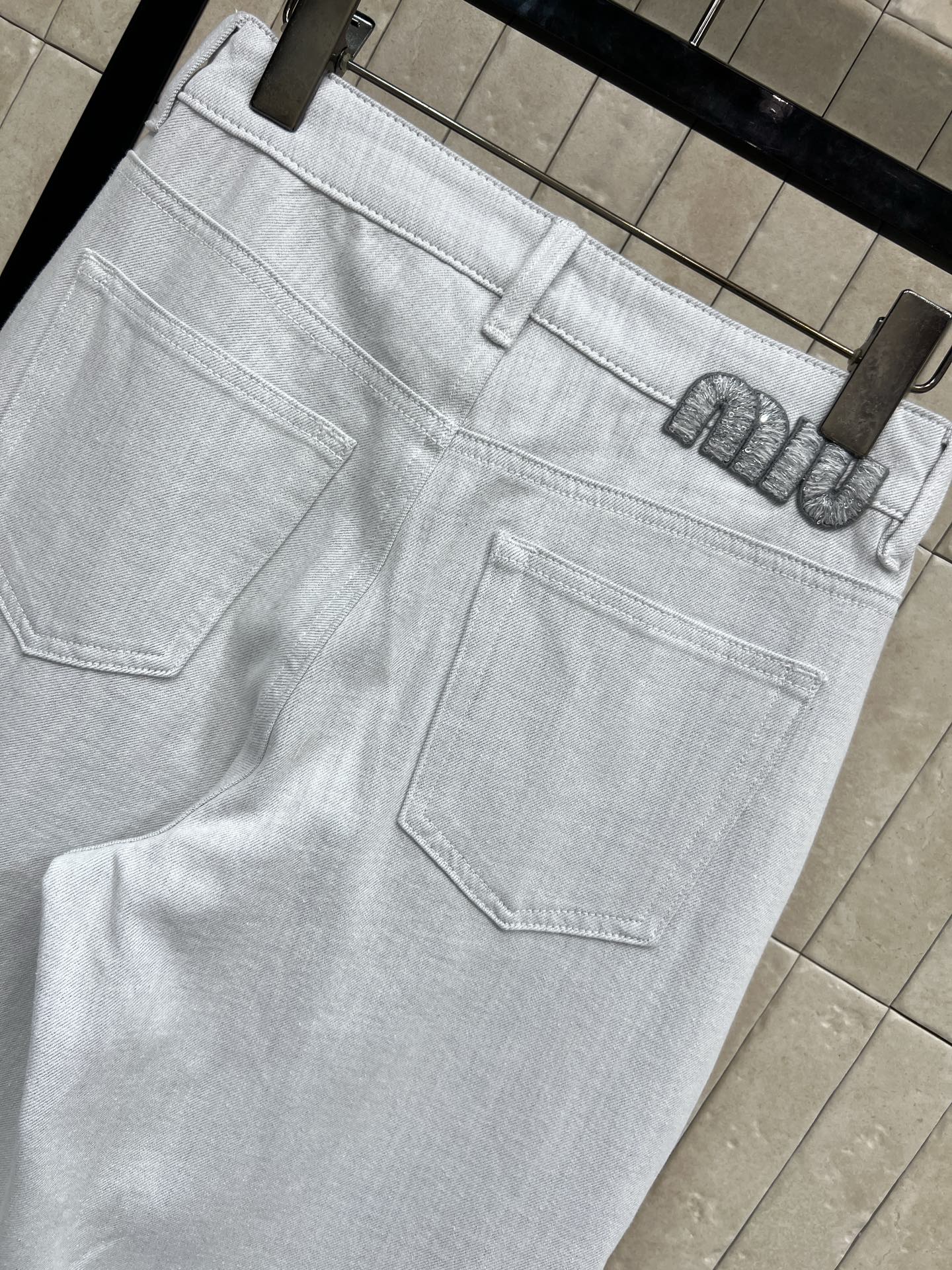 MIU家 26春夏新款 浅蓝色高腰直筒牛仔裤 春夏秋都能穿！高腰+直筒剪裁 显瘦显高 梨形身材友好 修饰