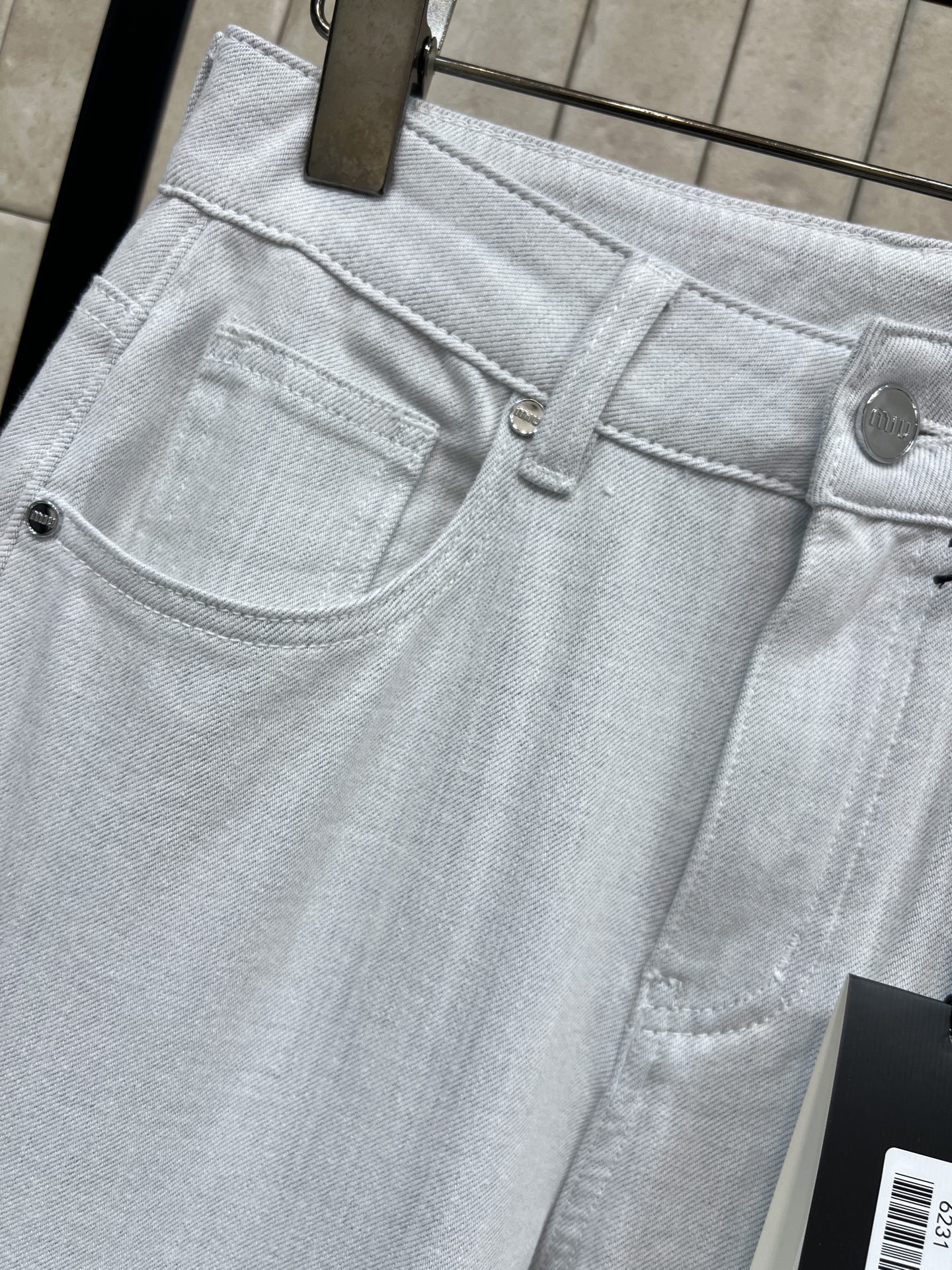 MIU家 26春夏新款 浅蓝色高腰直筒牛仔裤 春夏秋都能穿！高腰+直筒剪裁 显瘦显高 梨形身材友好 修饰