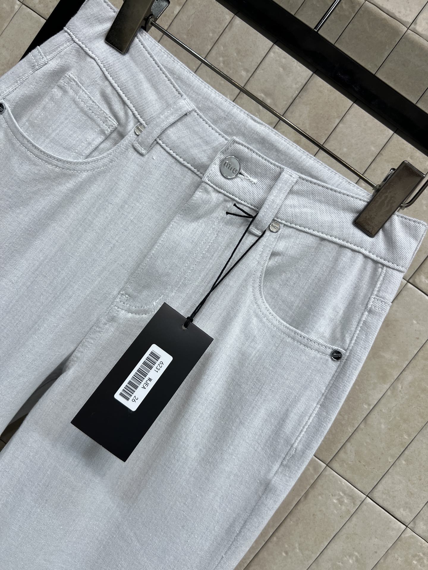 MIU家 26春夏新款 浅蓝色高腰直筒牛仔裤 春夏秋都能穿！高腰+直筒剪裁 显瘦显高 梨形身材友好 修饰