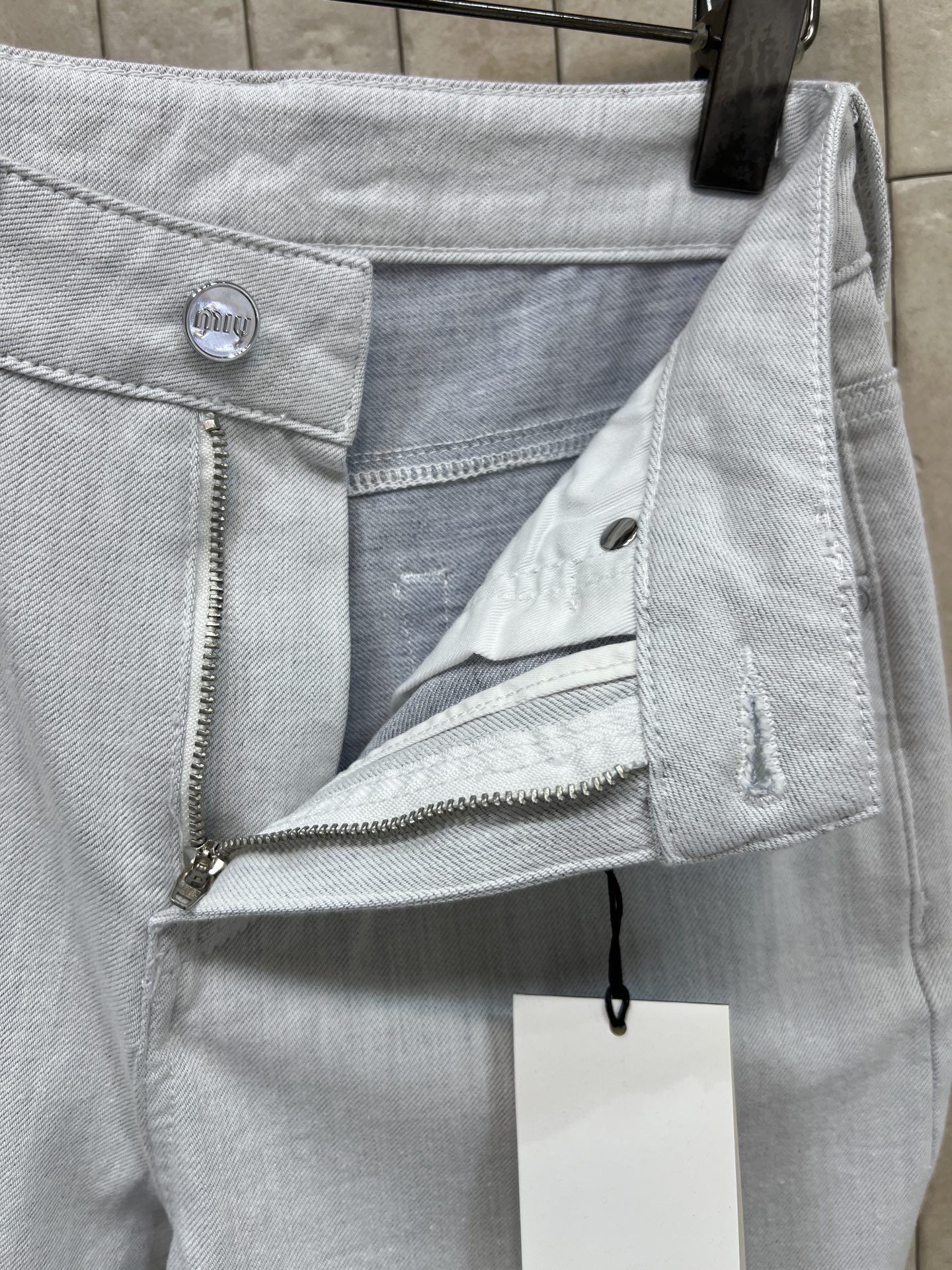 MIU家 26春夏新款 浅蓝色高腰直筒牛仔裤 春夏秋都能穿！高腰+直筒剪裁 显瘦显高 梨形身材友好 修饰