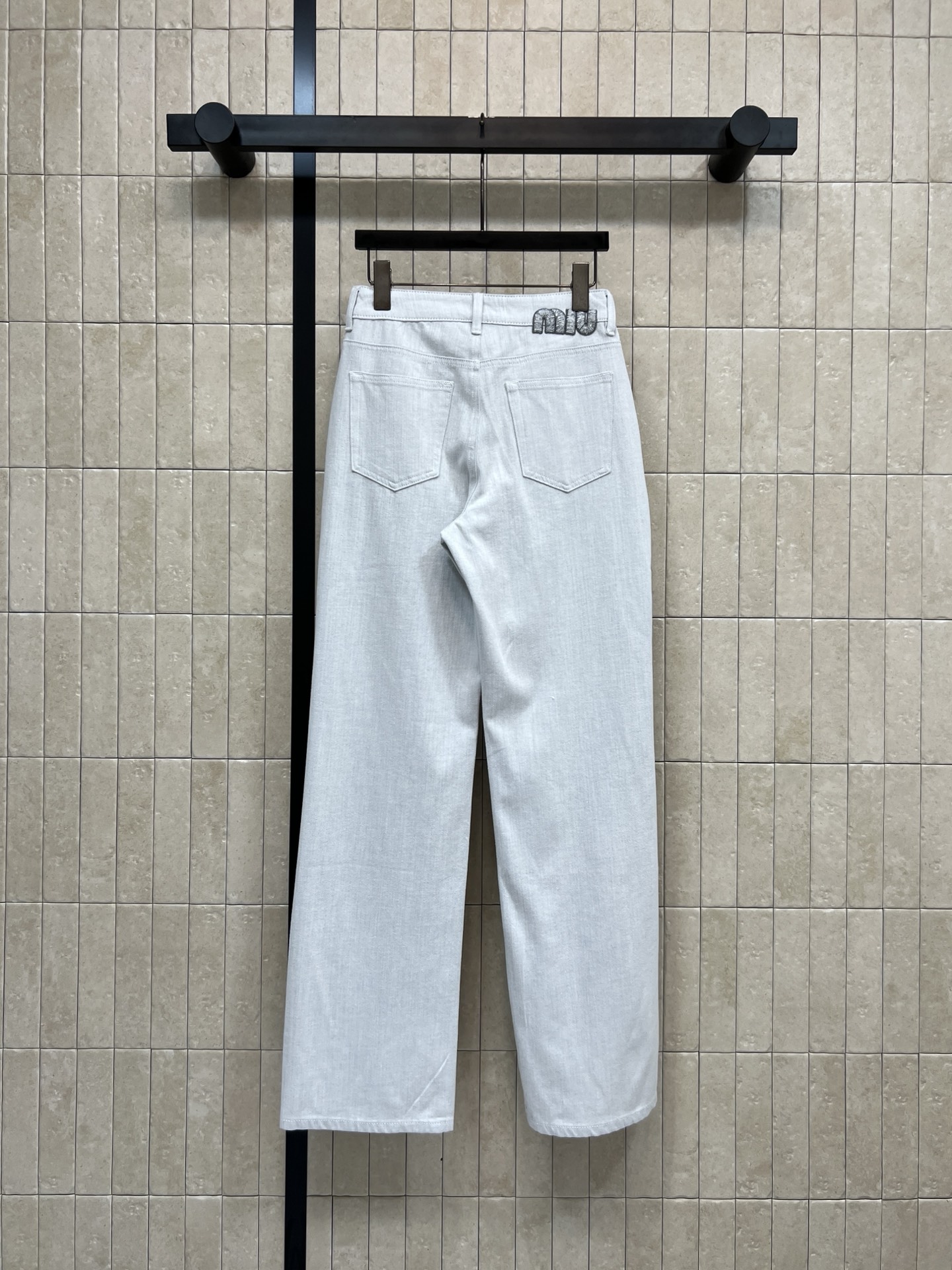 MIU家 26春夏新款 浅蓝色高腰直筒牛仔裤 春夏秋都能穿！高腰+直筒剪裁 显瘦显高 梨形身材友好 修饰