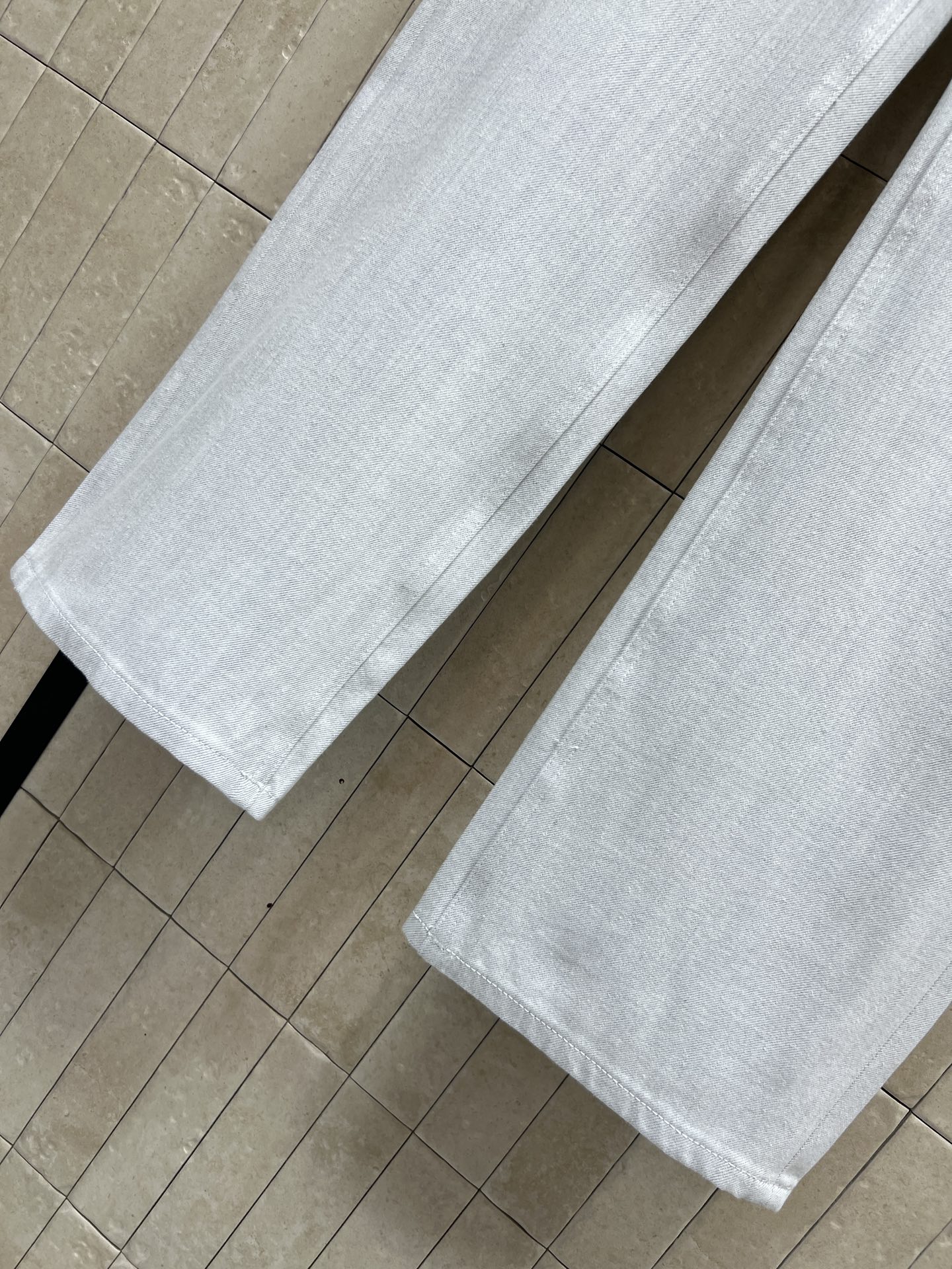 MIU家 26春夏新款 浅蓝色高腰直筒牛仔裤 春夏秋都能穿！高腰+直筒剪裁 显瘦显高 梨形身材友好 修饰