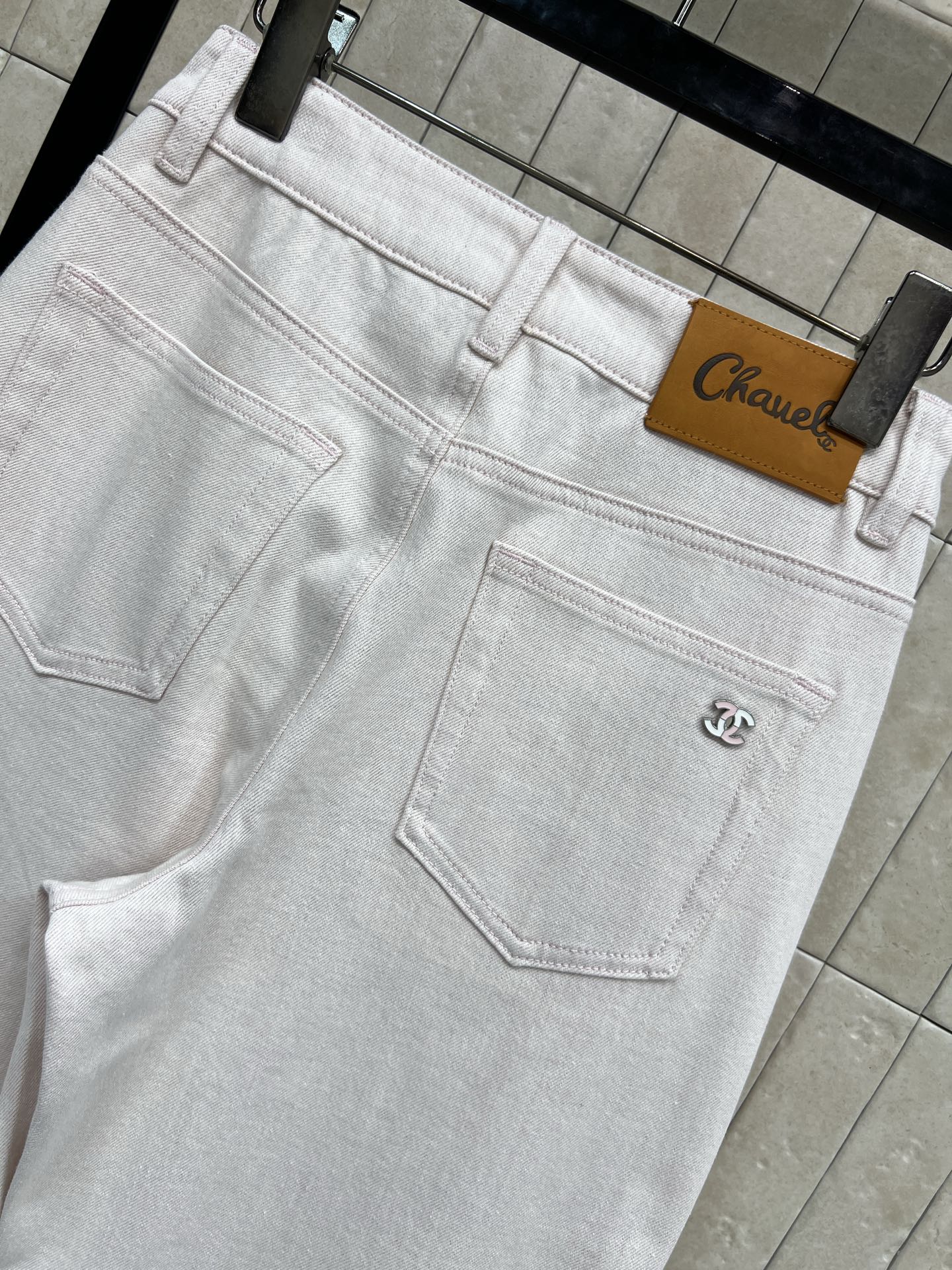 26春夏新款 浅粉色高腰直筒牛仔裤 经典五袋设计 后袋有品牌标识+logo皮标装饰 细节满分！高腰+直筒