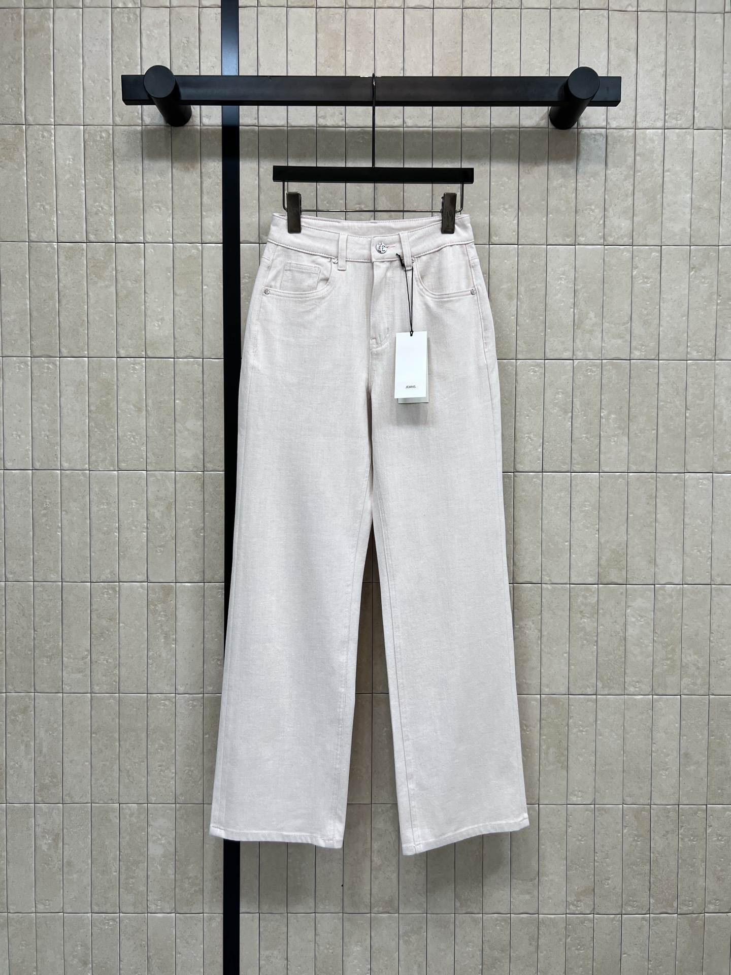 NO:739741,26 spring and summer new style, light pink high-waisted straight jeans, classic five-pocket design, brand logo + logo leather label decoration on the back pocket, perfect details!  High waist + straight cut, flattering legs and super slimming, pear-shaped body friendly, wide hips and thick legs can be easily controlled by women with wide hips, soft and elastic fabric, comfortable and not tight to wear, suitable for daily commuting and leisure, looks good with T-shirts, shirts, sweatshirts, super refreshing in spring and summer, easy to create a simple and high-end look!  One color and five codes 26-27-28-29-30,,hoodie,sweatshirts,jeans,shirts,tees,t-shirt,1986090926春夏新款 浅粉色高腰直筒牛仔裤 经典五袋设计 后袋有品牌标识+logo皮标装饰 细节满分！高腰+直筒剪裁 修饰腿型超显瘦 梨形身材友好 胯宽腿粗姐妹也能轻松驾驭 面料柔软有弹力 穿着舒适不紧绷 日常通勤、休闲都OK 配T恤、衬衫、卫衣都好看 春夏季节穿超清爽 轻松打造简约高级感look！ 一色五码26-27-28-29-30,,hoodie,sweatshirts,jeans,shirts,tees，t-shirt,,Women's clothing