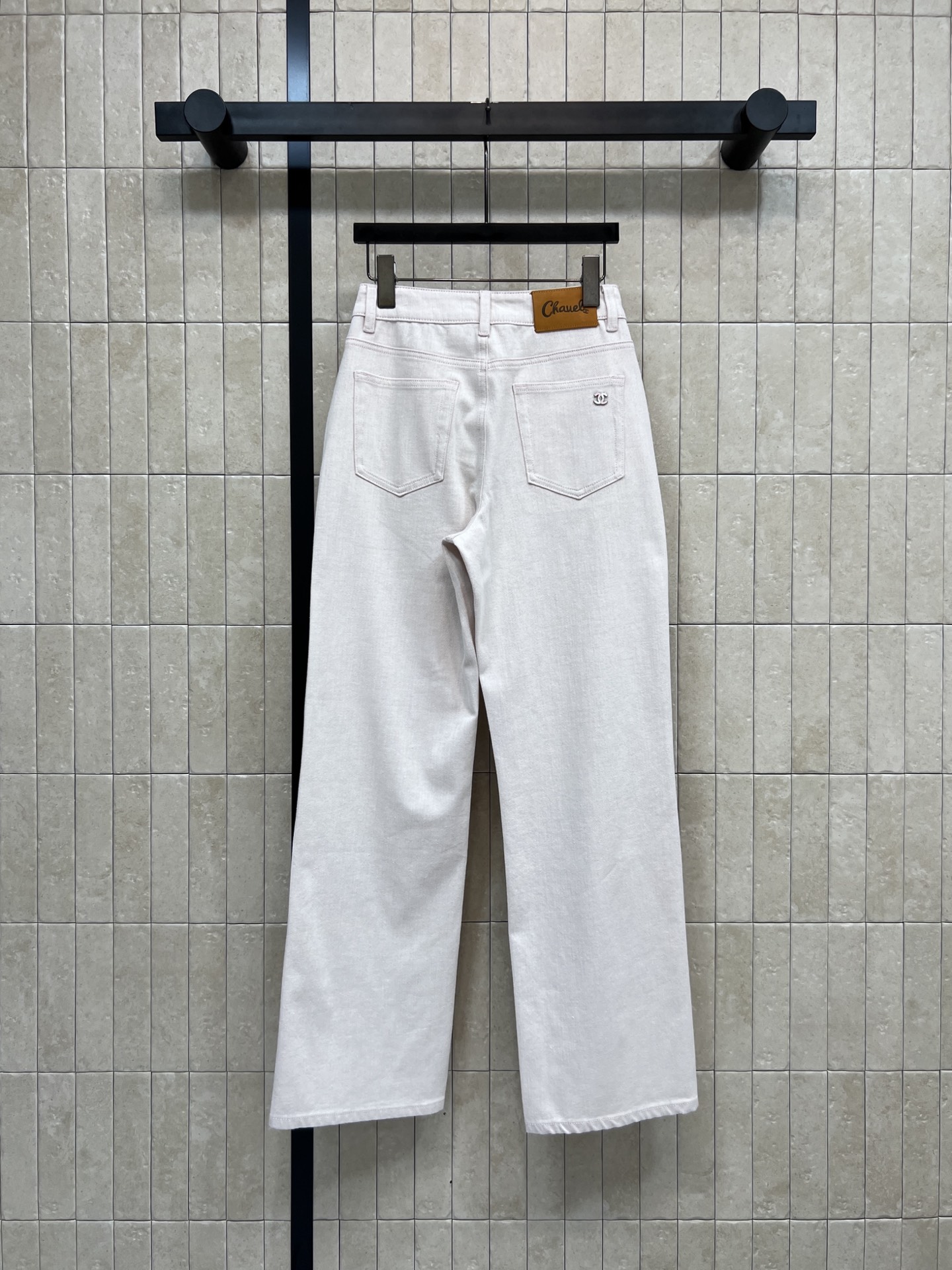 26春夏新款 浅粉色高腰直筒牛仔裤 经典五袋设计 后袋有品牌标识+logo皮标装饰 细节满分！高腰+直筒