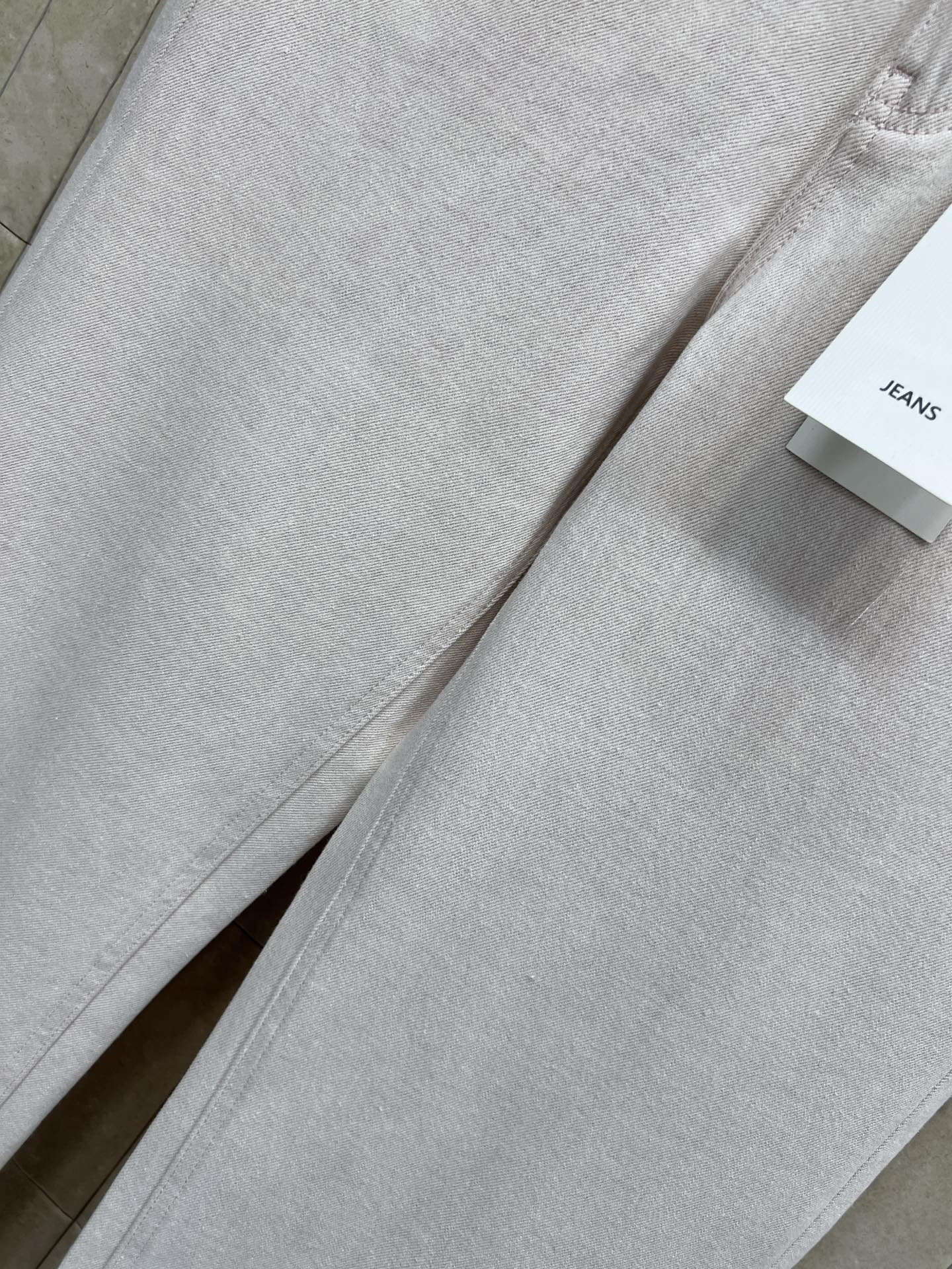 26春夏新款 浅粉色高腰直筒牛仔裤 经典五袋设计 后袋有品牌标识+logo皮标装饰 细节满分！高腰+直筒