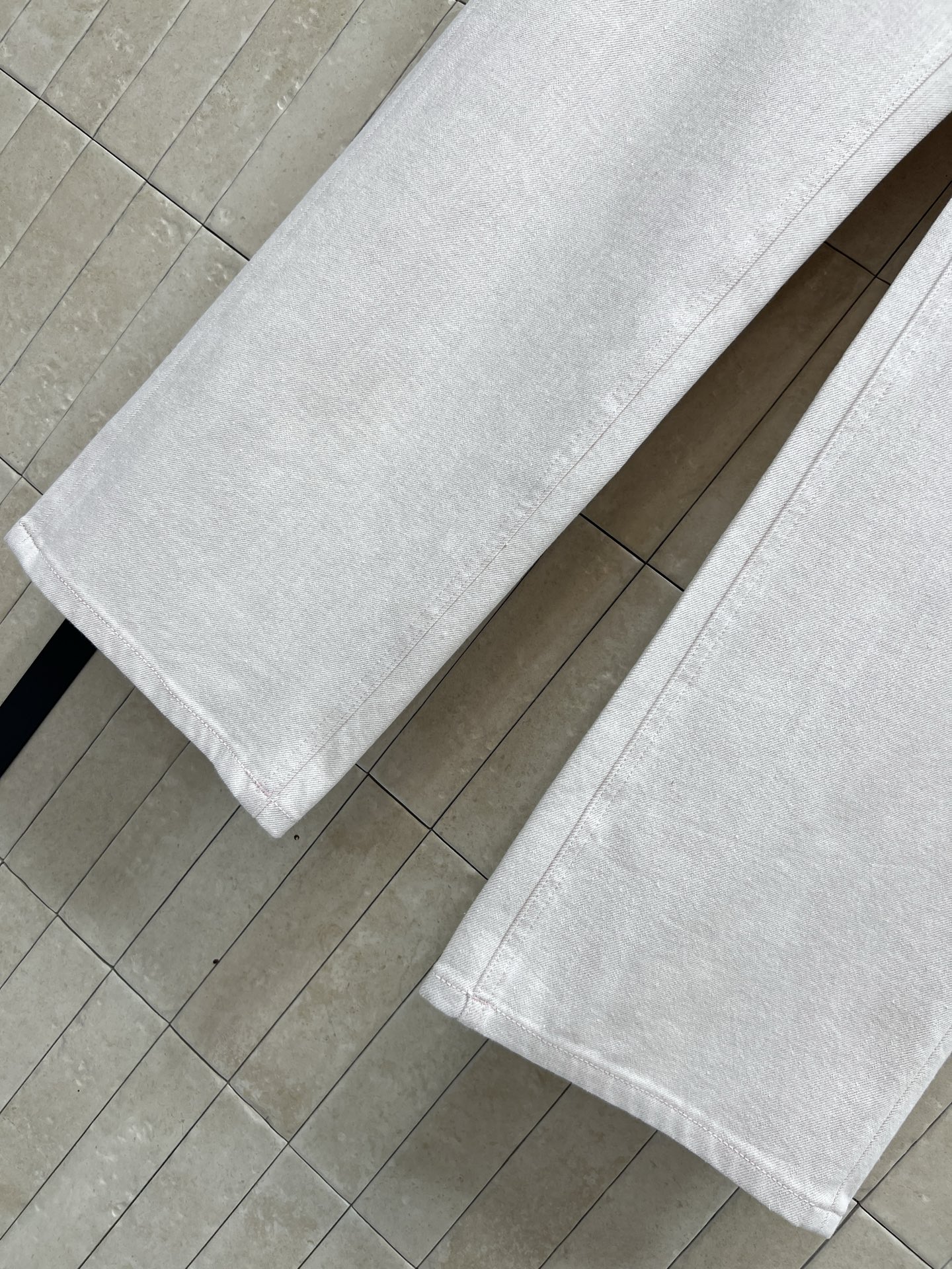 26春夏新款 浅粉色高腰直筒牛仔裤 经典五袋设计 后袋有品牌标识+logo皮标装饰 细节满分！高腰+直筒