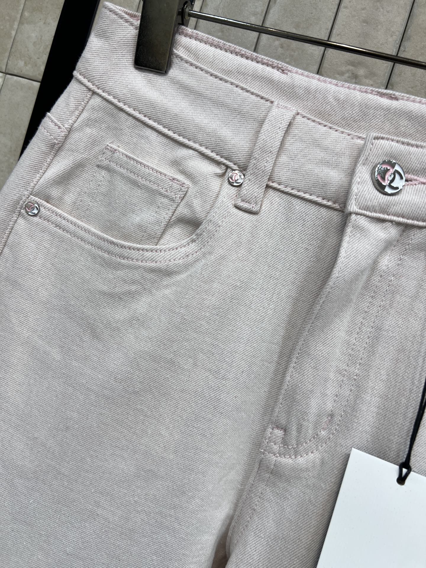 26春夏新款 浅粉色高腰直筒牛仔裤 经典五袋设计 后袋有品牌标识+logo皮标装饰 细节满分！高腰+直筒