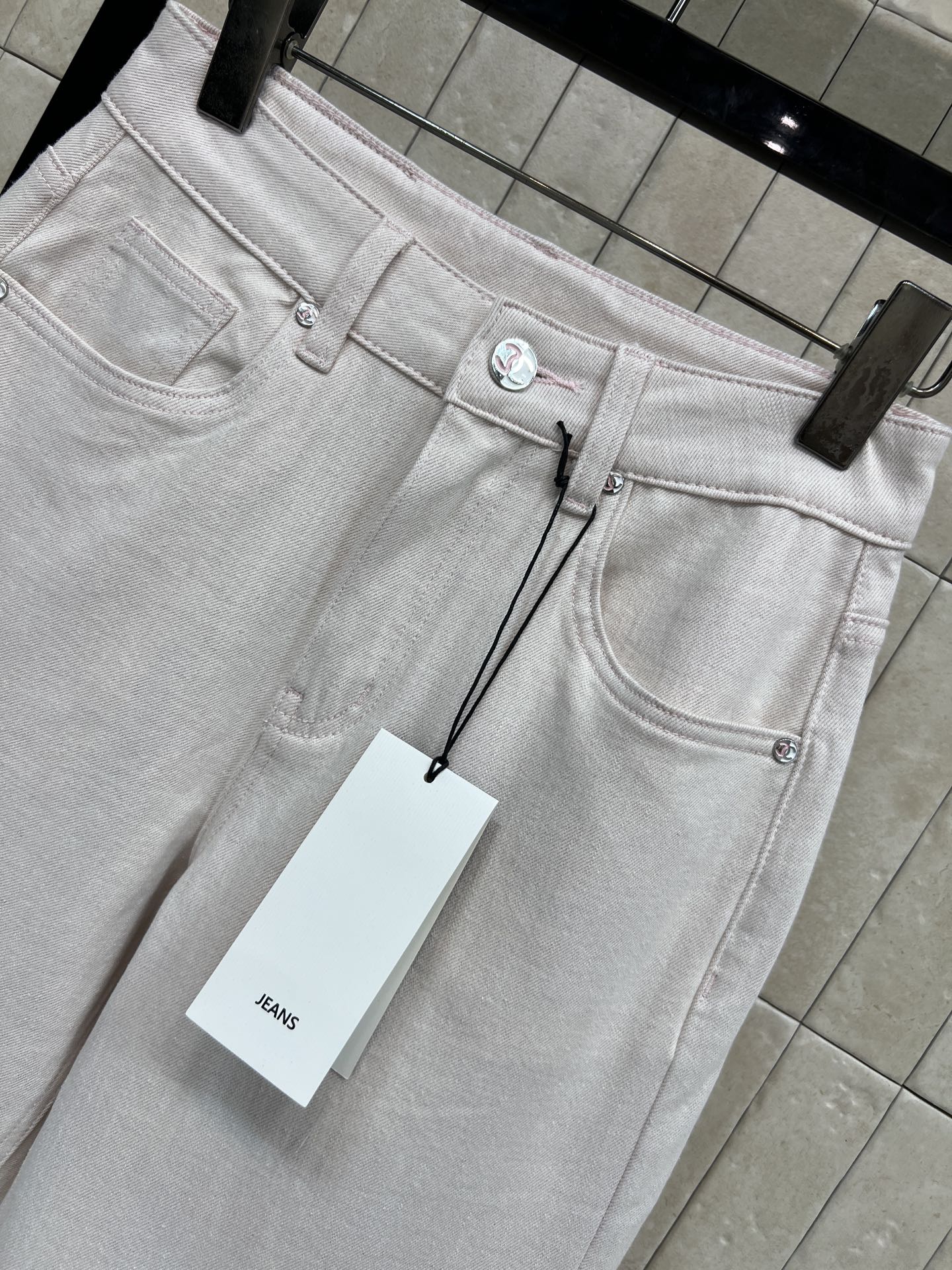 26春夏新款 浅粉色高腰直筒牛仔裤 经典五袋设计 后袋有品牌标识+logo皮标装饰 细节满分！高腰+直筒