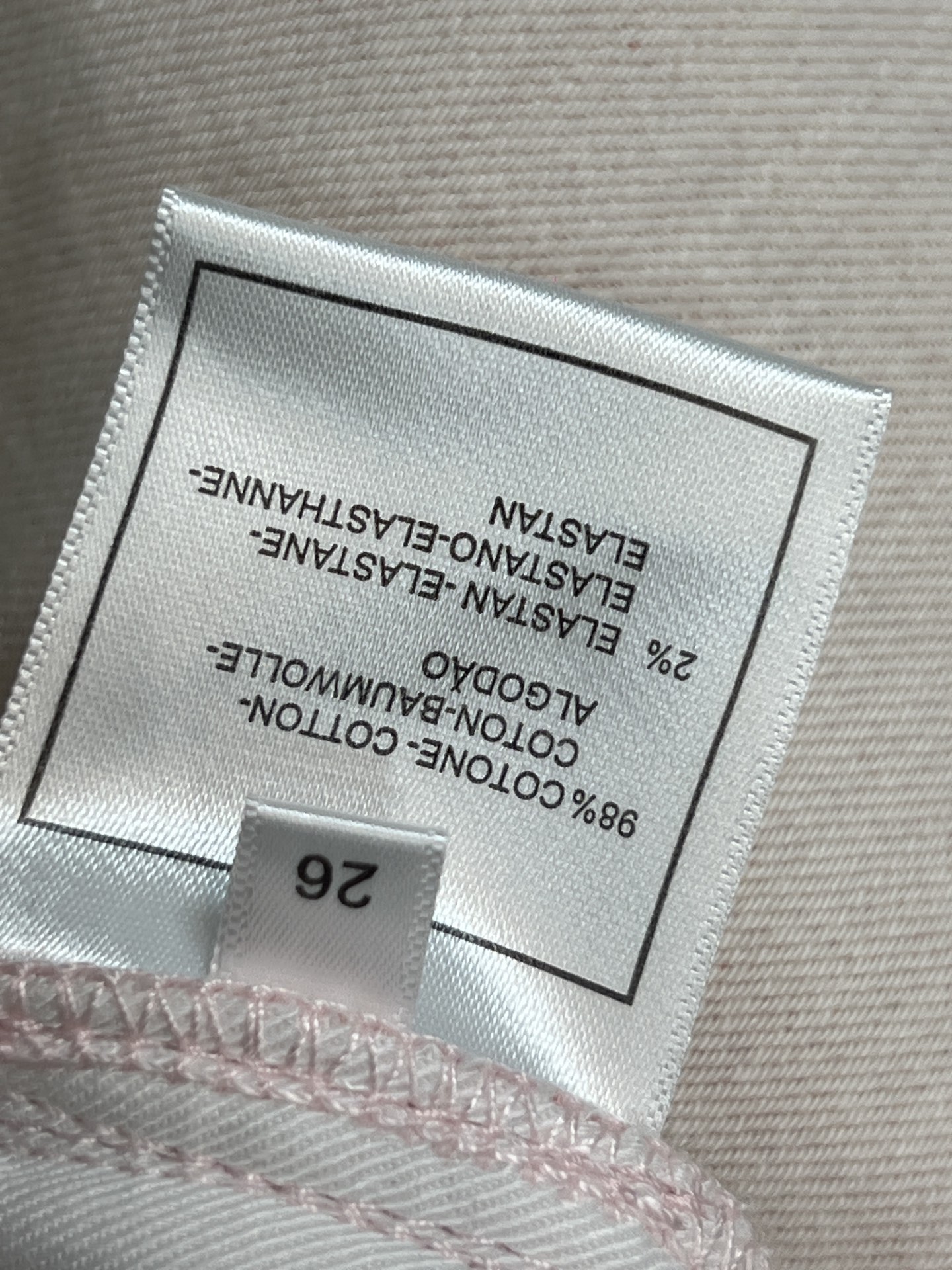 26春夏新款 浅粉色高腰直筒牛仔裤 经典五袋设计 后袋有品牌标识+logo皮标装饰 细节满分！高腰+直筒