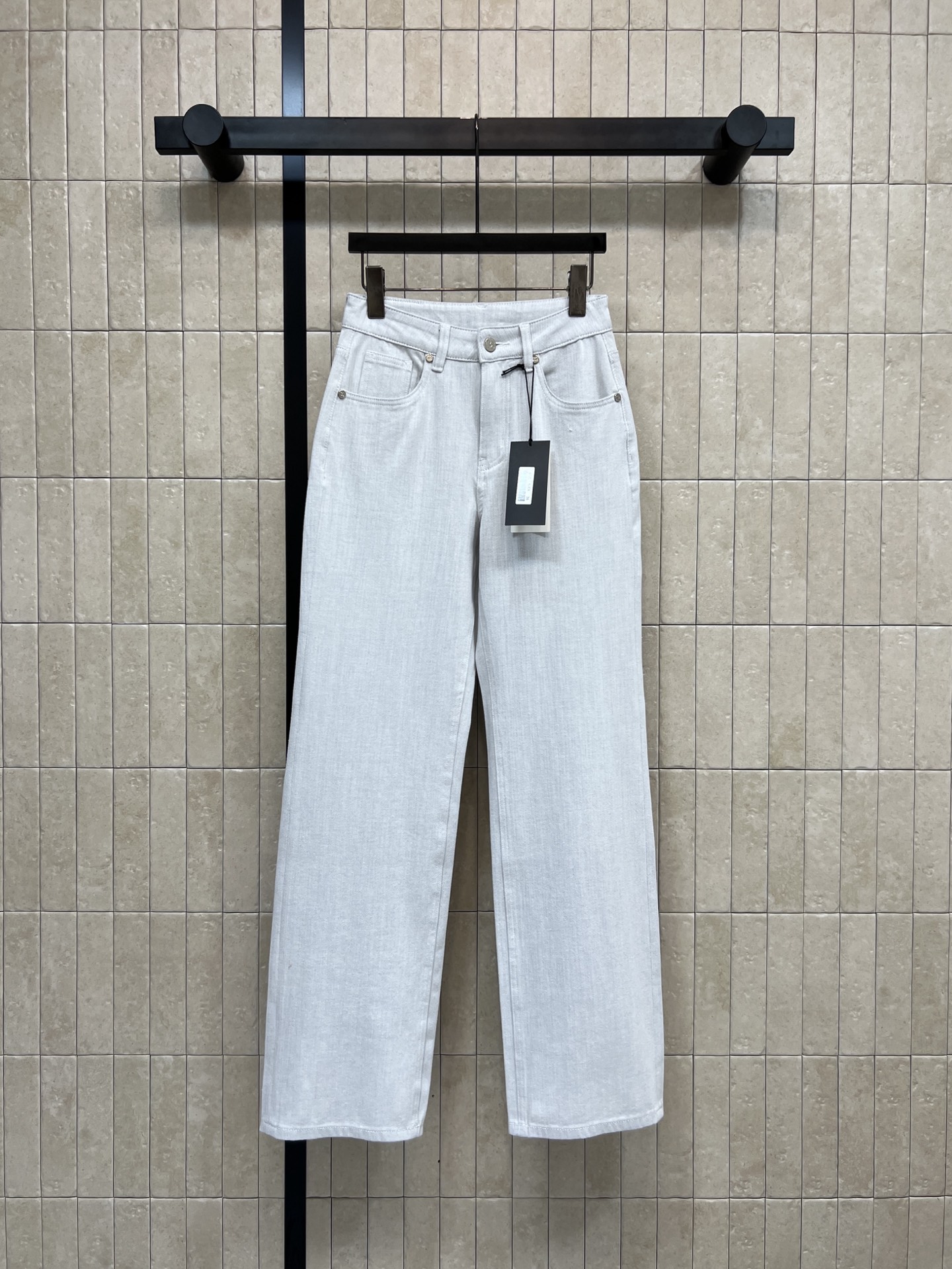 NO:739759,26 spring and summer new style light blue straight jeans, super comfortable to wear in spring and summer!  The high-waisted straight design modifies the leg shape and makes you look slimmer and taller. It is friendly to girls with pear-shaped figures or small people. The back pockets are decorated with exquisite embroidery and logo leather labels. The details are perfect. The light blue is fresh and versatile. It can be easily used for commuting, dating, and traveling. The length of the nine-point pants is more neat. Pair it with a white T or shirt. It is easy to get a simple and fashionable style. Five sizes in one color 26-27-28-29-30,,jeans,shirts,1986090926春夏新款 浅蓝色直筒牛仔裤 春夏穿超舒服！高腰直筒设计修饰腿型 显瘦显高 梨形身材或小个子女生都很友好 后袋有精致刺绣+logo皮标装饰 细节满分 浅蓝色清新百搭 通勤、约会、出游都能轻松驾驭 九分裤长更显利落,搭配白T或衬衫 轻松get简约时髦风 一色五码26-27-28-29-30,,jeans,shirts,,Women's clothing