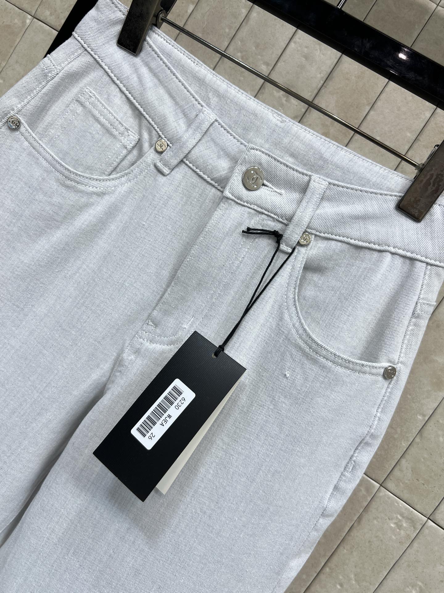 26春夏新款 浅蓝色直筒牛仔裤 春夏穿超舒服！高腰直筒设计修饰腿型 显瘦显高 梨形身材或小个子女生都很友