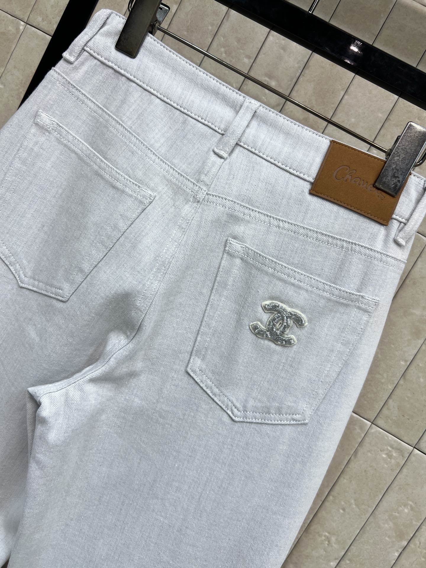 26春夏新款 浅蓝色直筒牛仔裤 春夏穿超舒服！高腰直筒设计修饰腿型 显瘦显高 梨形身材或小个子女生都很友