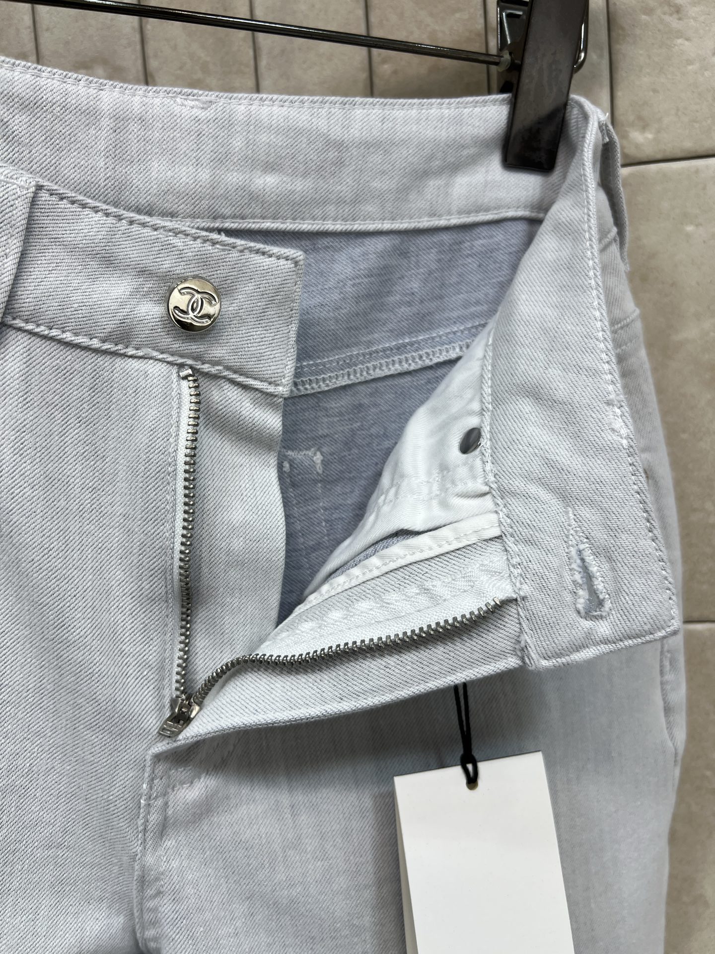 26春夏新款 浅蓝色直筒牛仔裤 春夏穿超舒服！高腰直筒设计修饰腿型 显瘦显高 梨形身材或小个子女生都很友