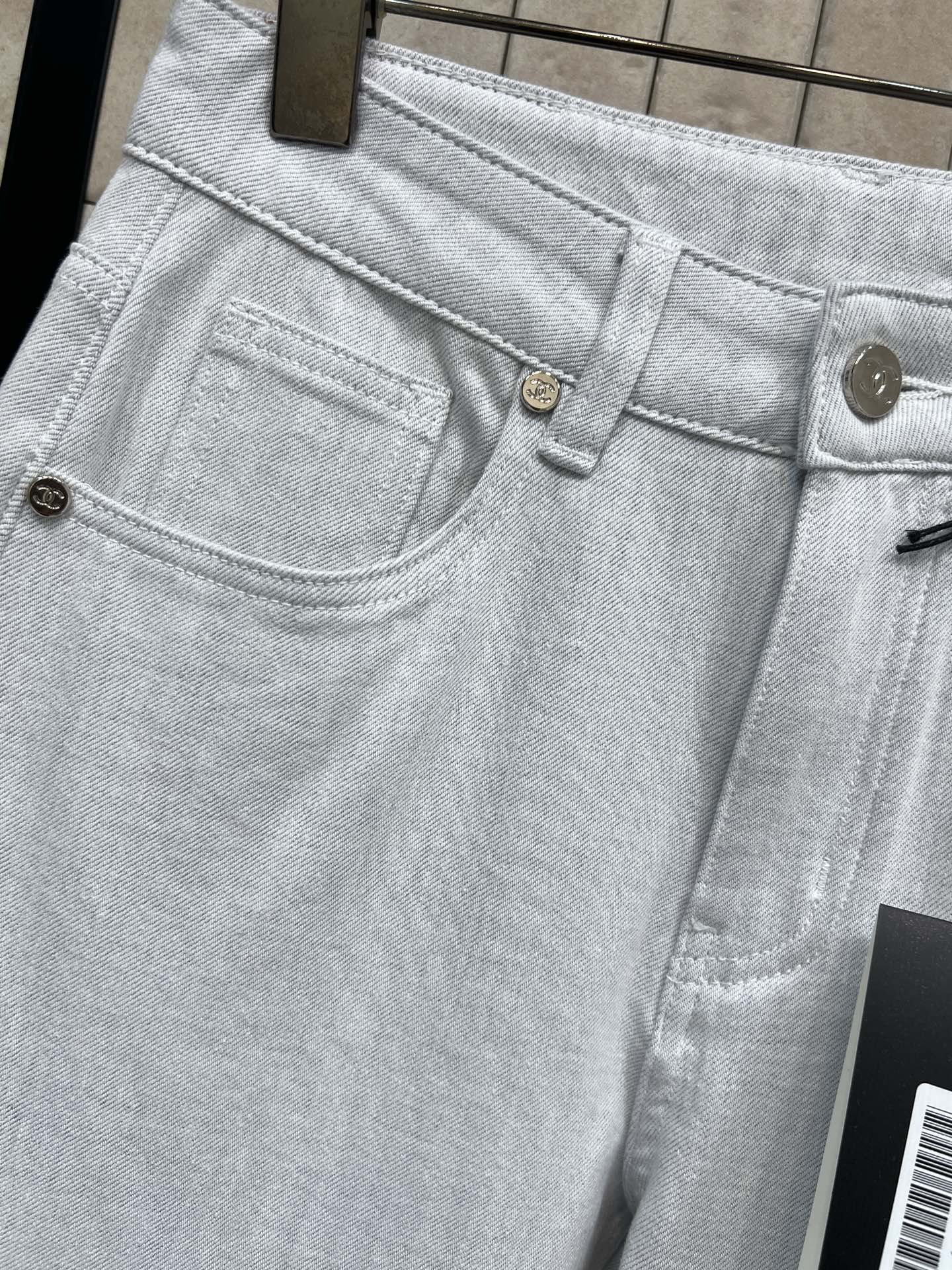 26春夏新款 浅蓝色直筒牛仔裤 春夏穿超舒服！高腰直筒设计修饰腿型 显瘦显高 梨形身材或小个子女生都很友