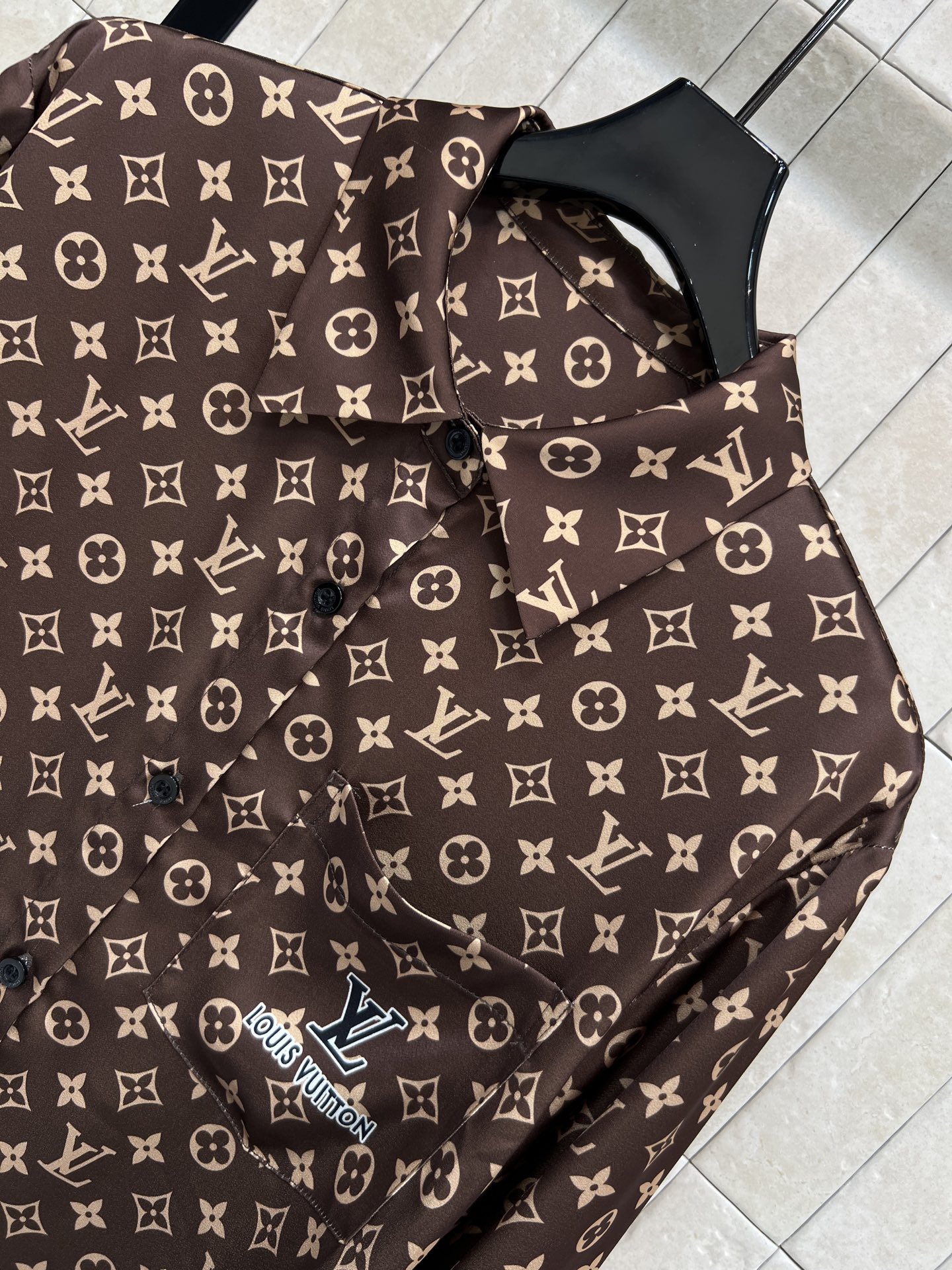 L家 26春夏新品 经典Monogram印花衬衫 棕色老花图案超有辨识度 奢华感满满！高品质面料 穿着舒